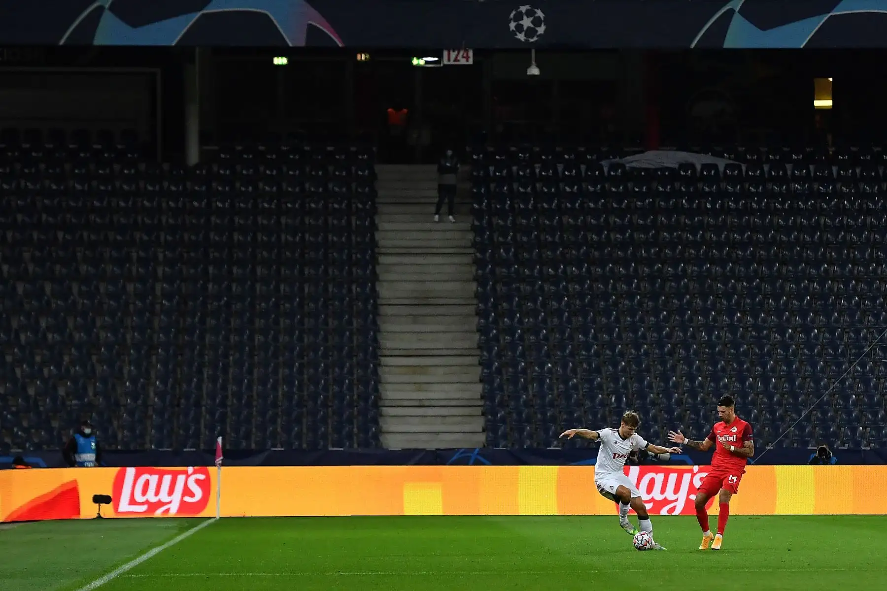 Una parte de las tribunas lucen vacías durante el partido de fútbol entre Salzburgo v Lokomotiv por el Grupo A de la Liga de Campeones de la UEFA. Foto: AFP