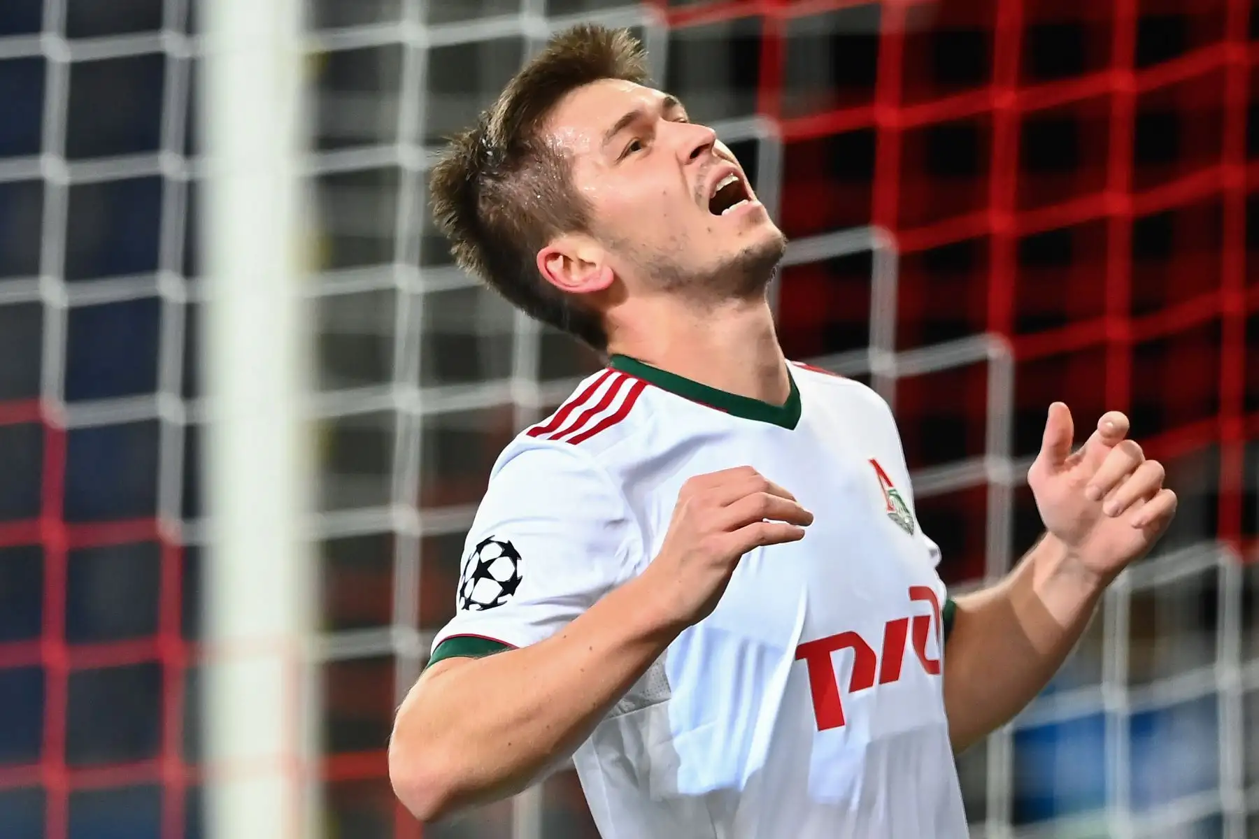 El delantero ruso del Lokomotiv Moscú, Rifat Zhemaletdinov, reacciona tras una oportunidad de gol perdida durante el partido de fútbol por el Grupo A de la Liga de Campeones de la UEFA. Foto: AFP