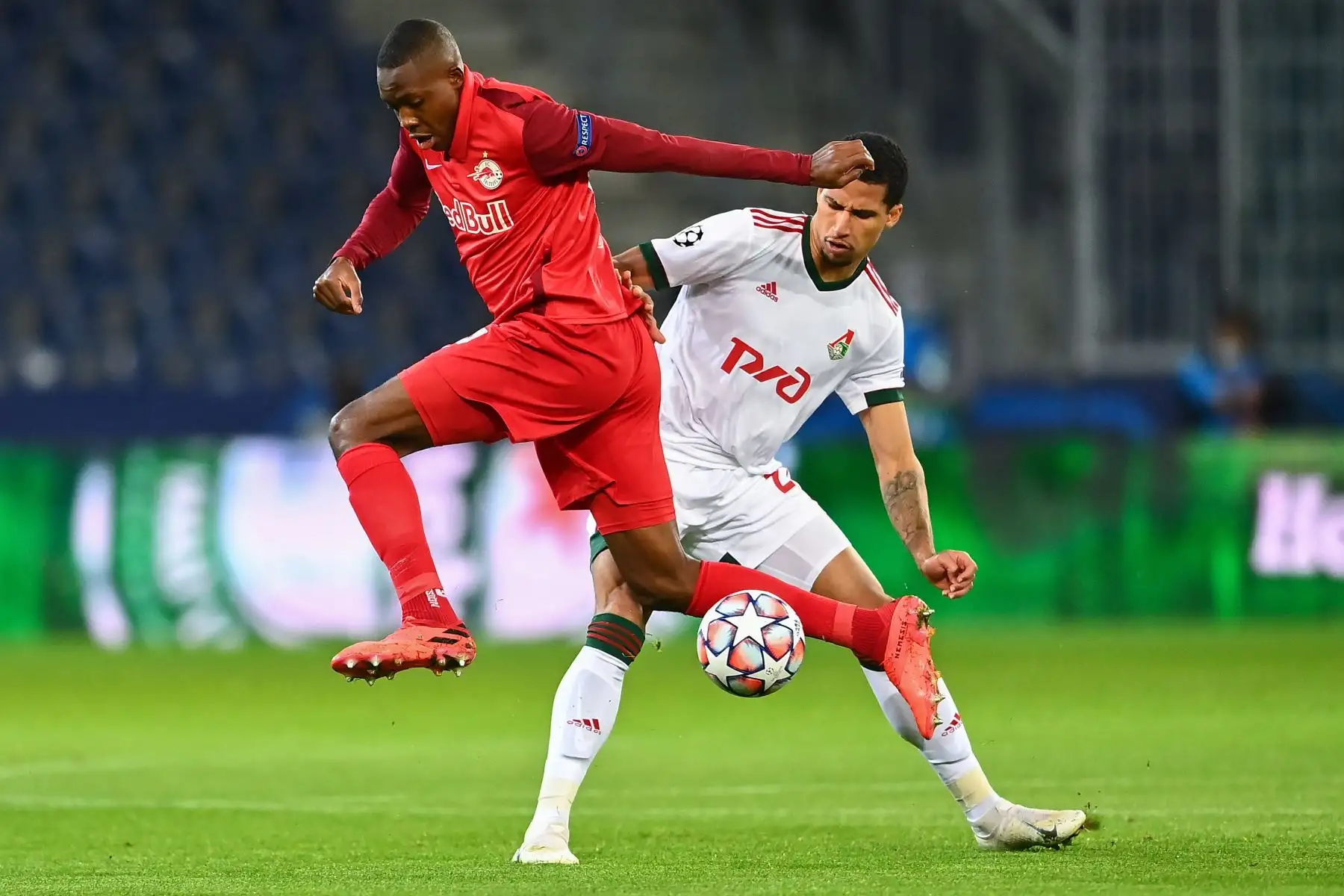 El mediocampista de Salzburgo Enock Mwepu y el defensor brasileño del Lokomotiv, Murilo Cerqueira, compiten por el balón durante el partido de fútbol del Grupo A por la Liga de Campeones de la UEFA. Foto: AFP