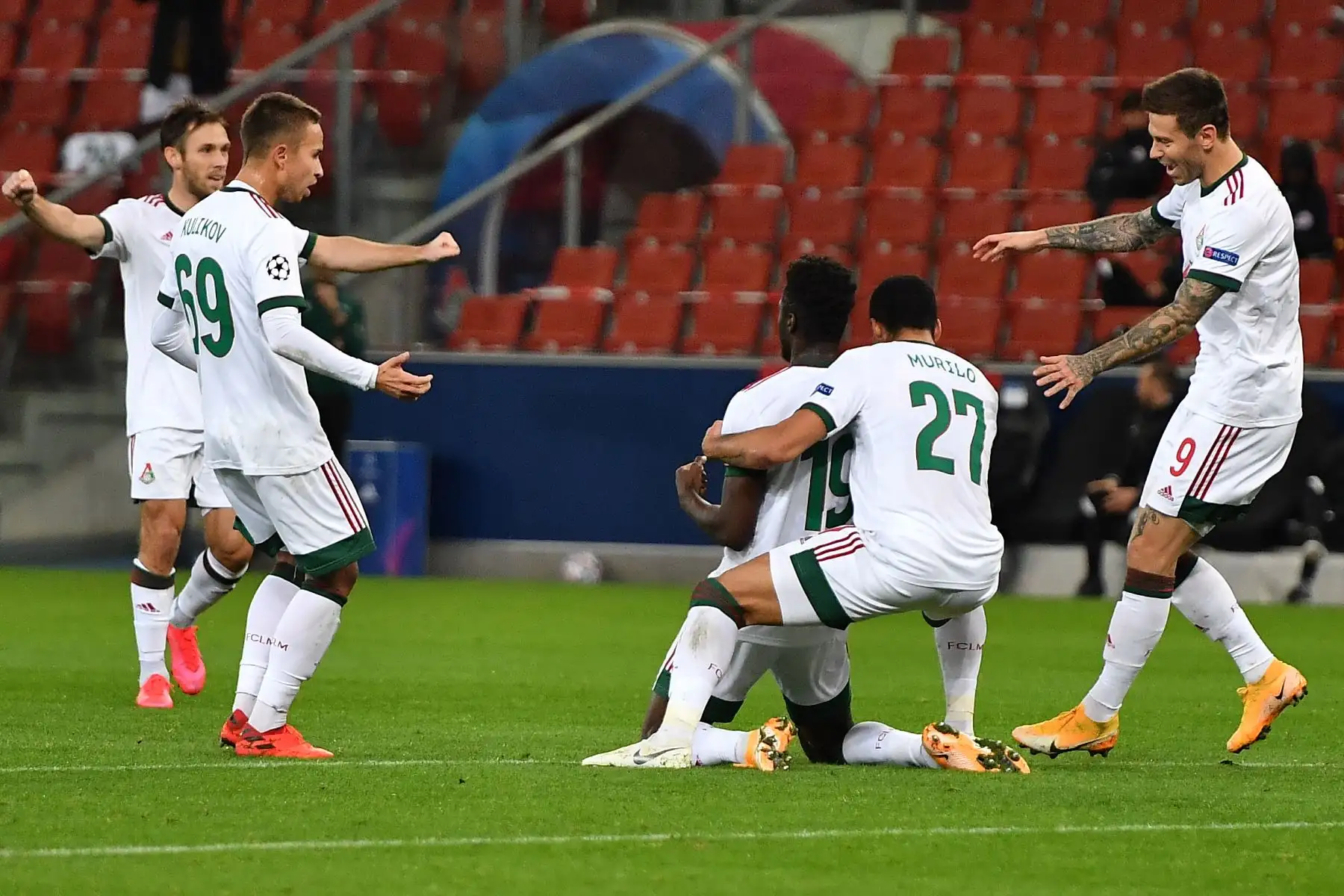 El delantero portugués del Lokomotiv Moscú, Eder, celebra el gol de apertura junto a sus compañeros de equipo durante el partido de fútbol del Grupo A por la  Liga de Campeones de la UEFA. Foto: AFP