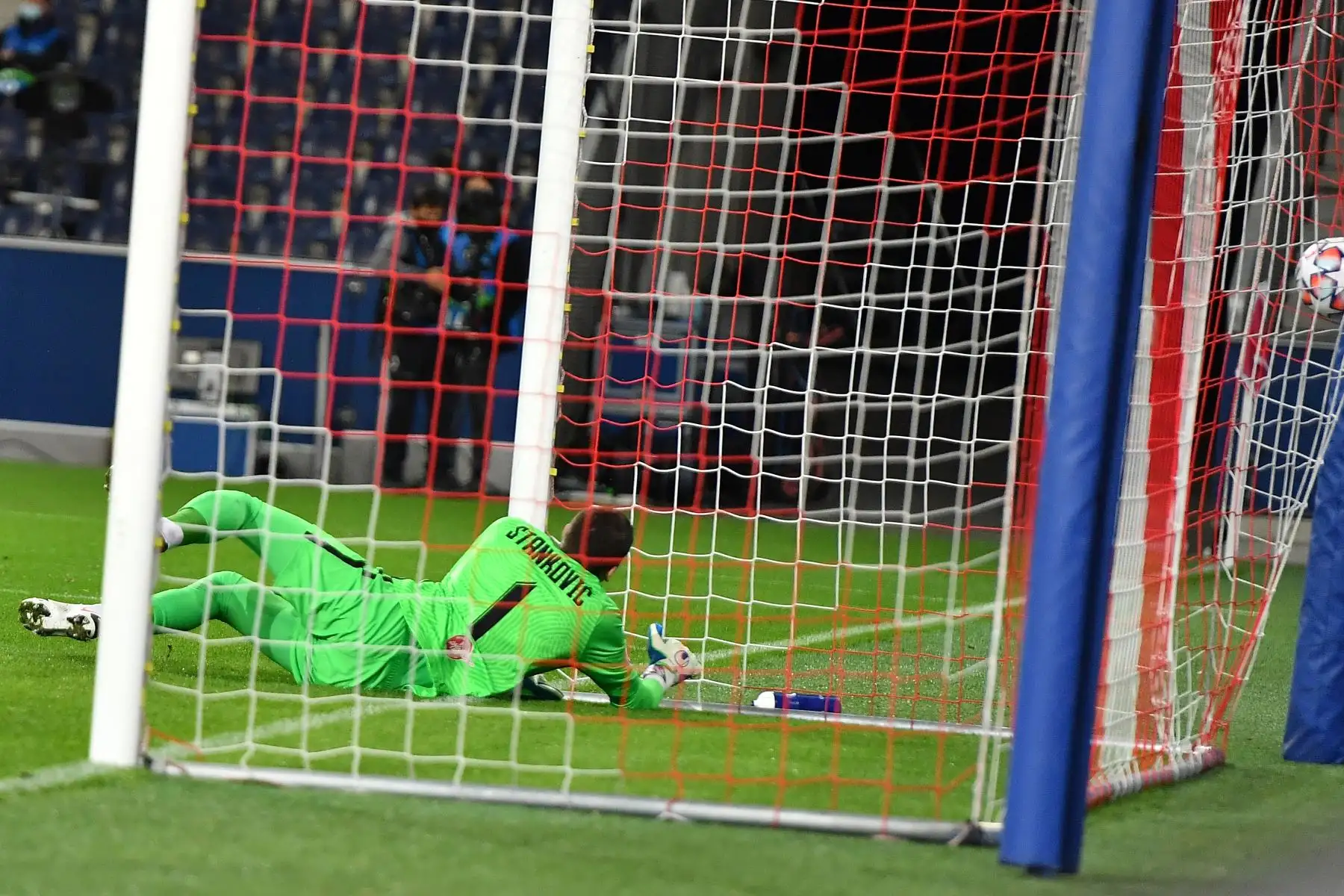 El portero austríaco de Salzburgo, Cican Stankovic, no logra detener el cabezazo del delantero portugués del Lokomotiv Moscú, Eder, durante el partido de fútbol del Grupo A por la Liga de Campeones de la UEFA. Foto: AFP