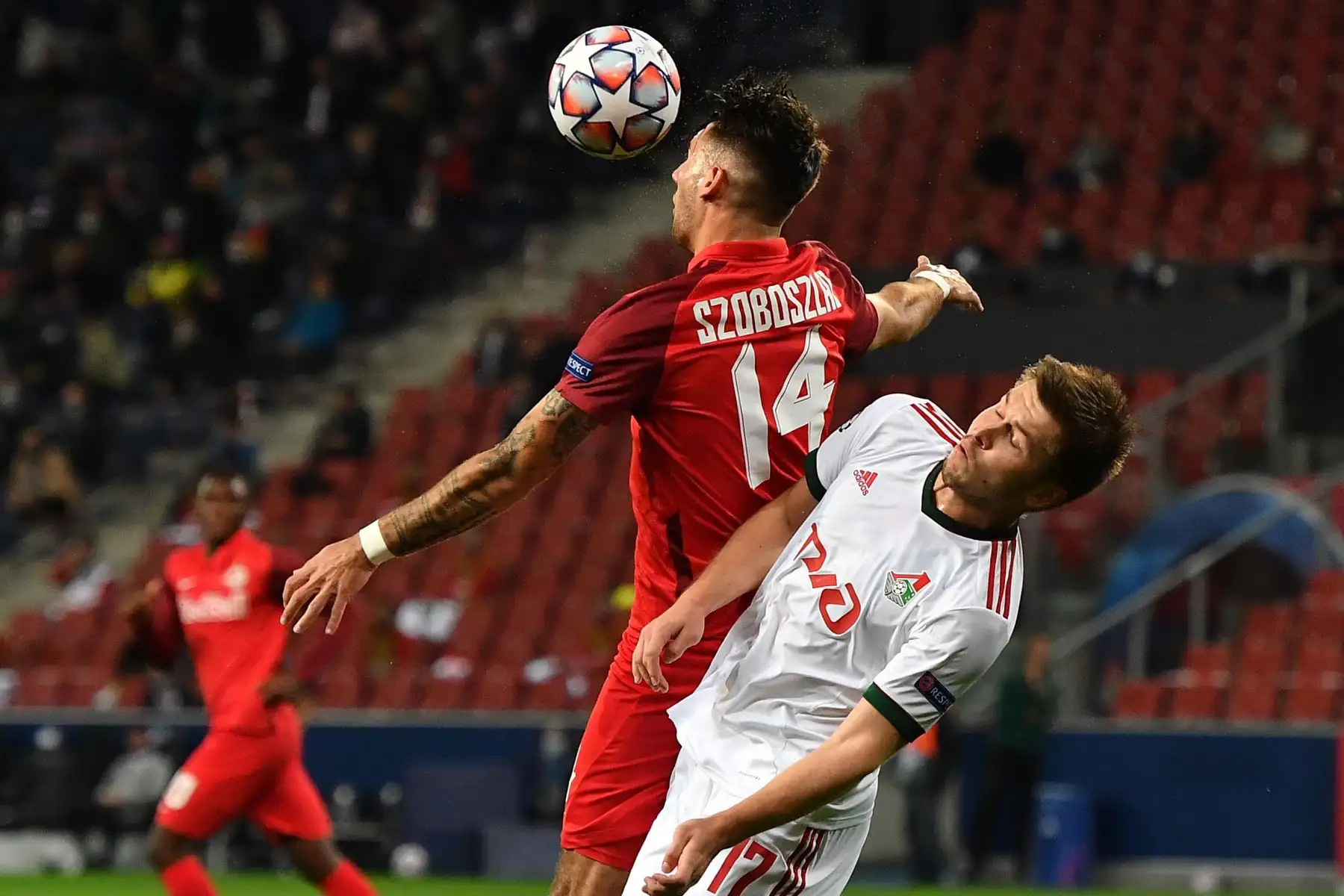 El centrocampista húngaro del Salzburgo Dominik Szoboszlai y el delantero ruso del Lokomotiv Moscú, Rifat Zhemaletdinov, compiten por el balón durante el partido de fútbol del Grupo A por la Liga de Campeones de la UEFA. Foto: AFP