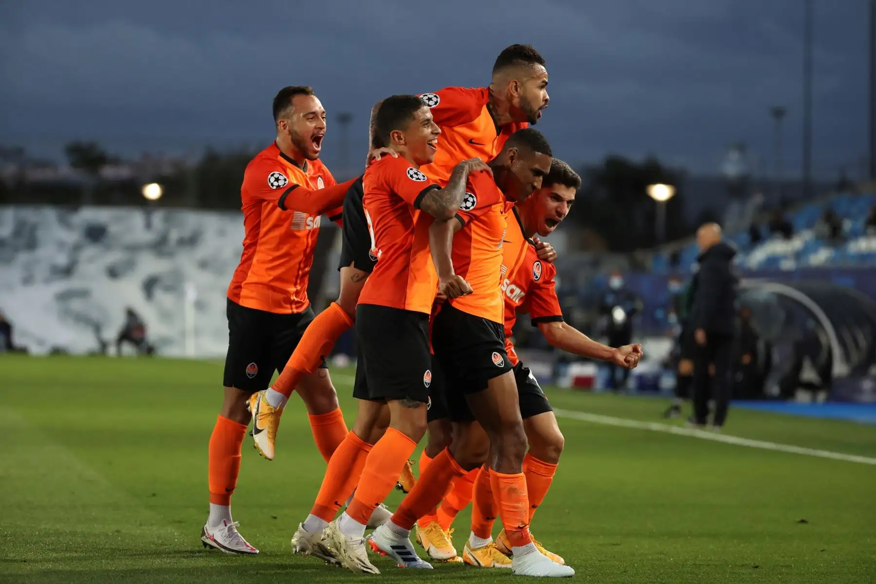 El centrocampista brasileño del Shakhtar Donetsk Tete celebra tras anotar ante el Real Madrid durante partido por la Liga de Campeones de la UEFA. Foto: EFE