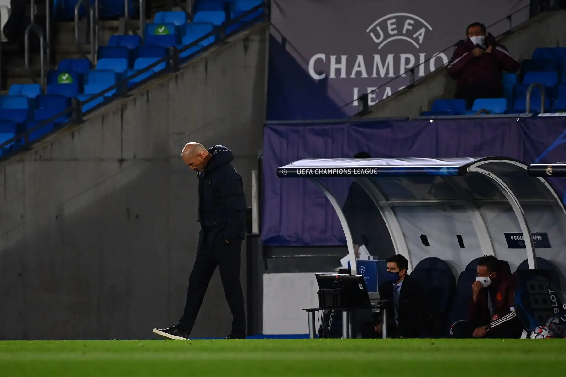 El entrenador francés del Real Madrid, Zinedine Zidane, reacciona durante el partido de fútbol del grupo B de la Liga de Campeones de la UEFA. Foto: AFP