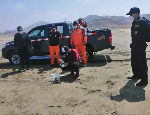 Con apoyo de un dron, las brigadas de rescate de la Marina de Guerra intensifican la búsqueda de los pescadores desaparecidos luego del naufragio de una embarcación en Huarmey, en Áncash.