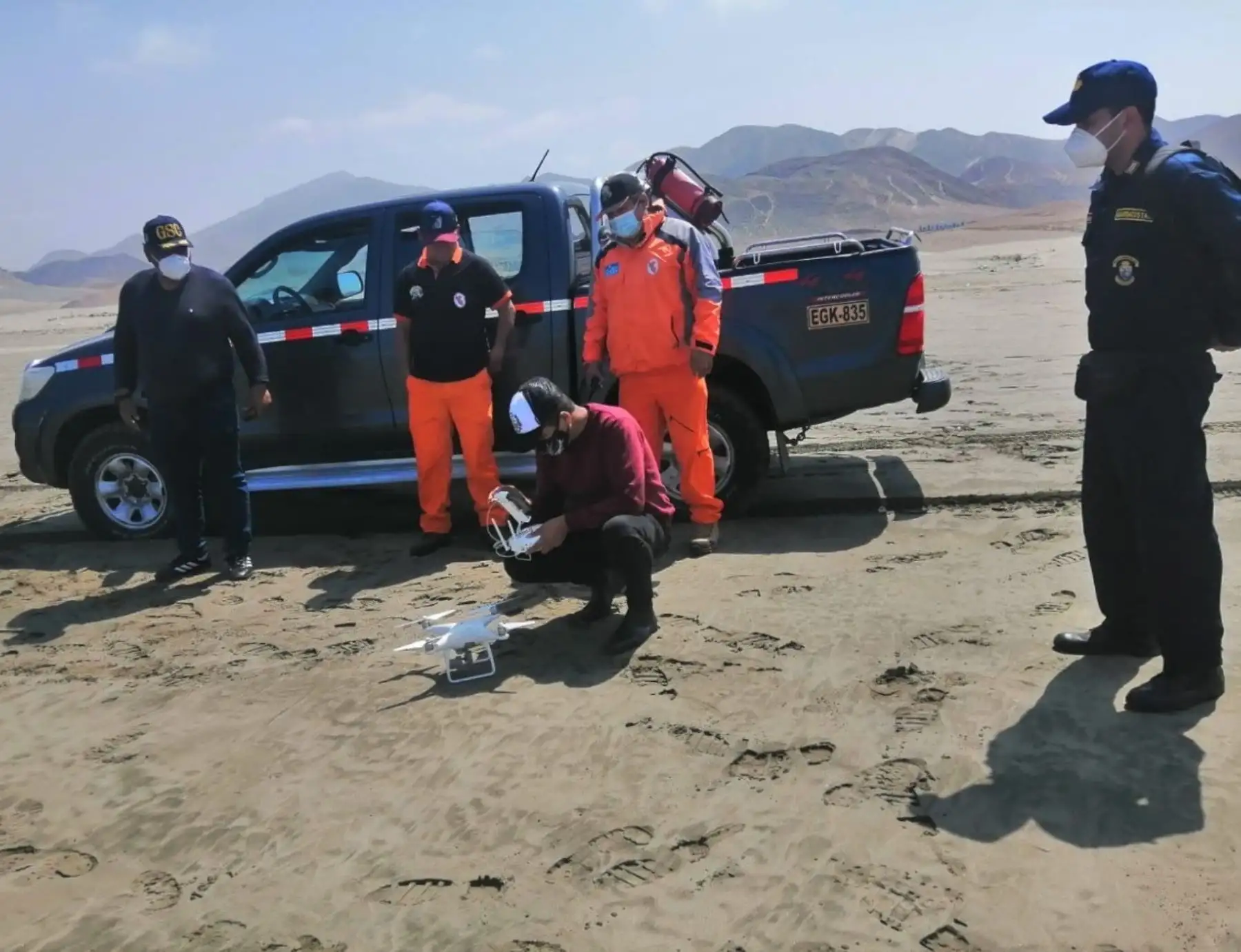 Con apoyo de un dron, las brigadas de rescate de la Marina de Guerra intensifican la búsqueda de los pescadores desaparecidos luego del naufragio de una embarcación en Huarmey, en Áncash.