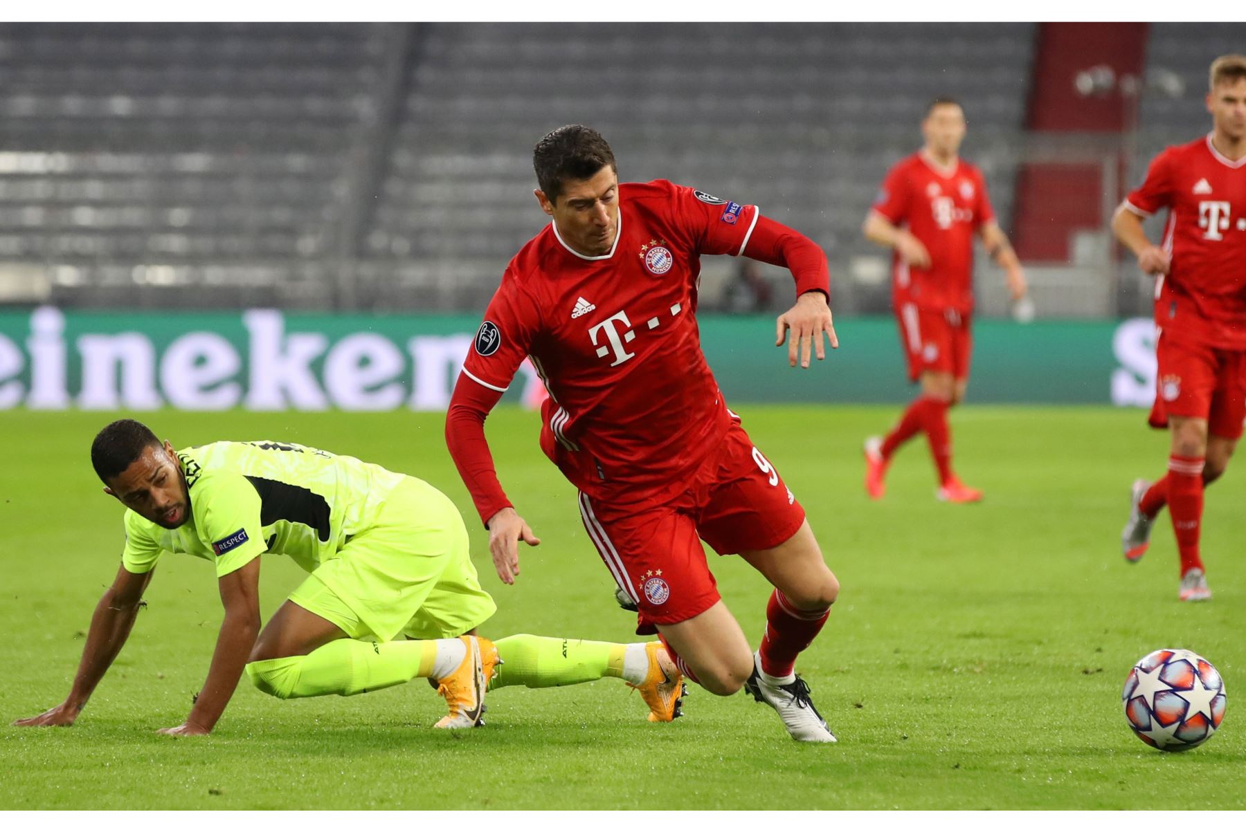 Robert Lewandowski del FC Bayern Munich es desafiado por Renan Lodi del Atlético de Madrid durante el partido de la fase del Grupo A de la Liga de Campeones de la UEFA. Foto: EFE