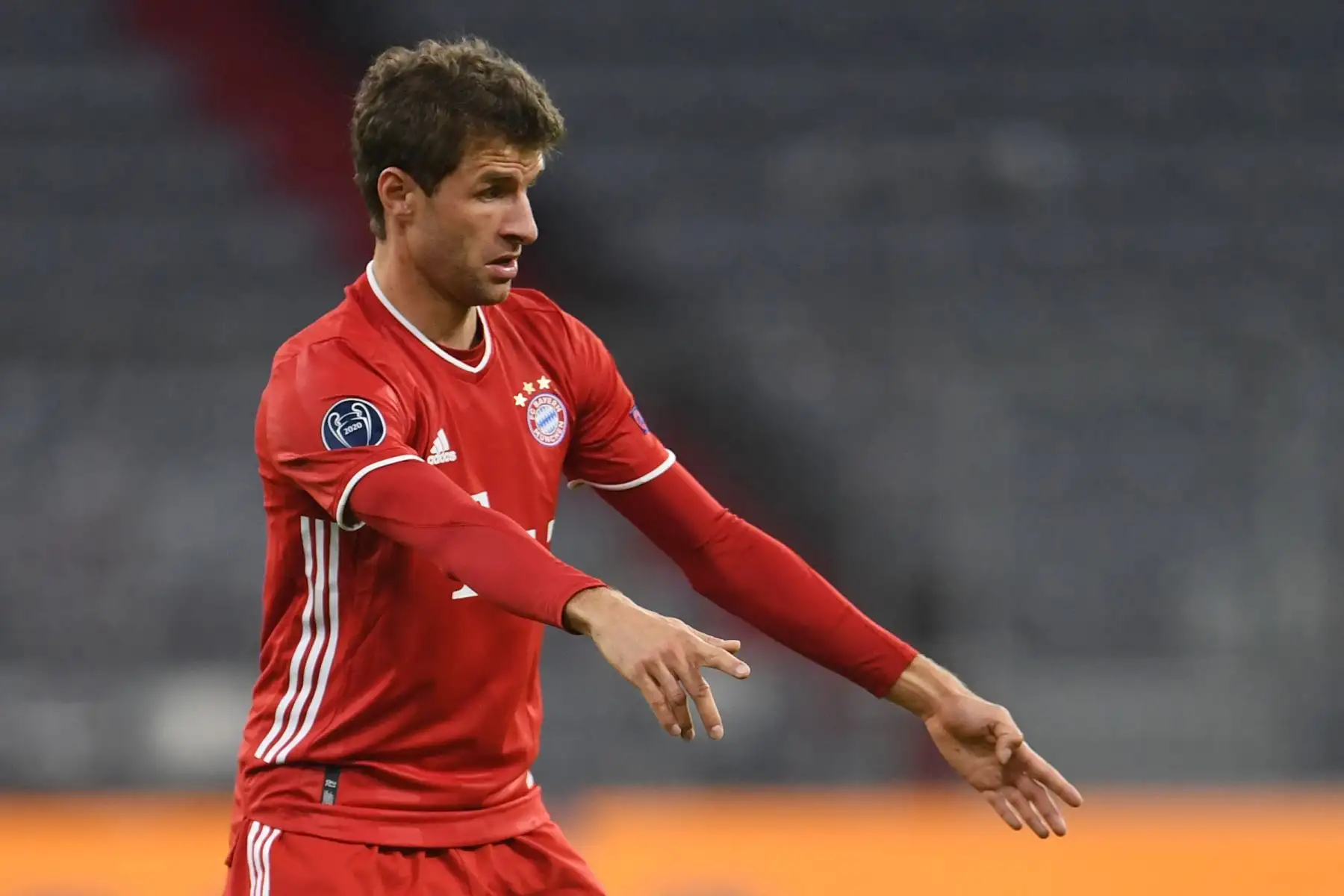 El delantero alemán del Bayern Múnich Thomas Mueller hace un gesto durante el partido de fútbol del Grupo A de la Liga de Campeones de la UEFA. Foto: AFP