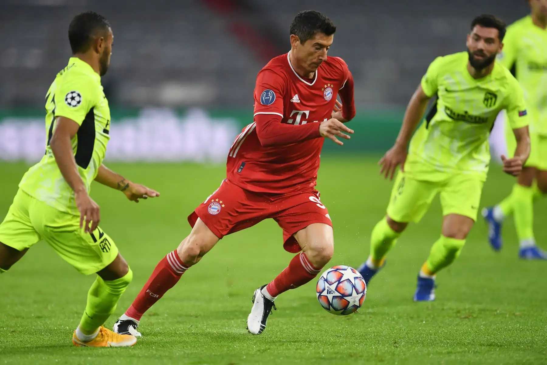 El delantero polaco del Bayern Munich Robert Lewandowski y el defensor brasileño del Atlético de Madrid Renan Lodi compiten por el balón durante el partido de fútbol del Grupo A de la Liga de Campeones de la UEFA. Foto: AFP