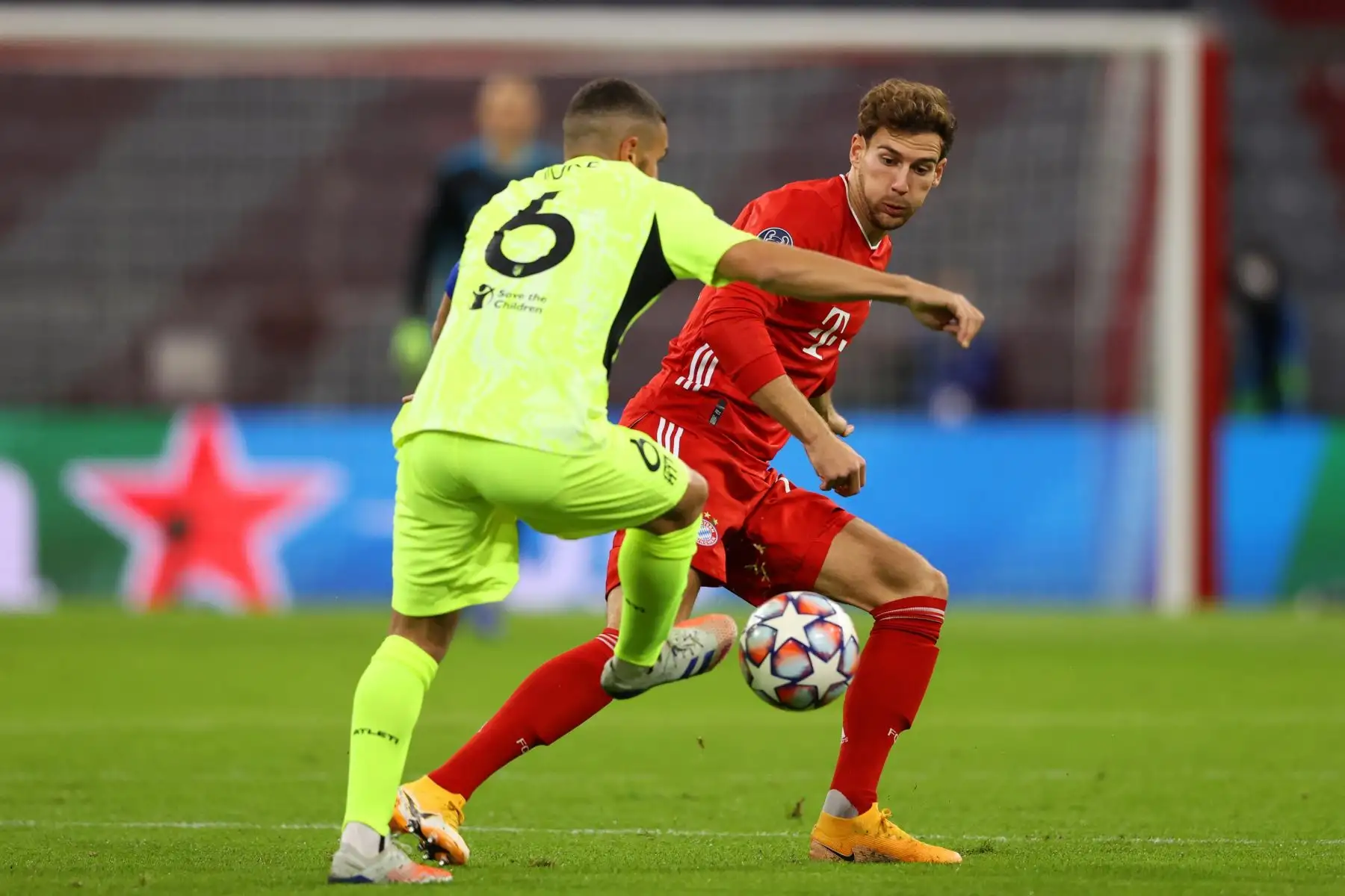 Koke del Atlético de Madrid es presionado por Leon Goretzka del FC Bayern Munich durante el partido de la fase del Grupo A de la Liga de Campeones de la UEFA. Foto: EFE