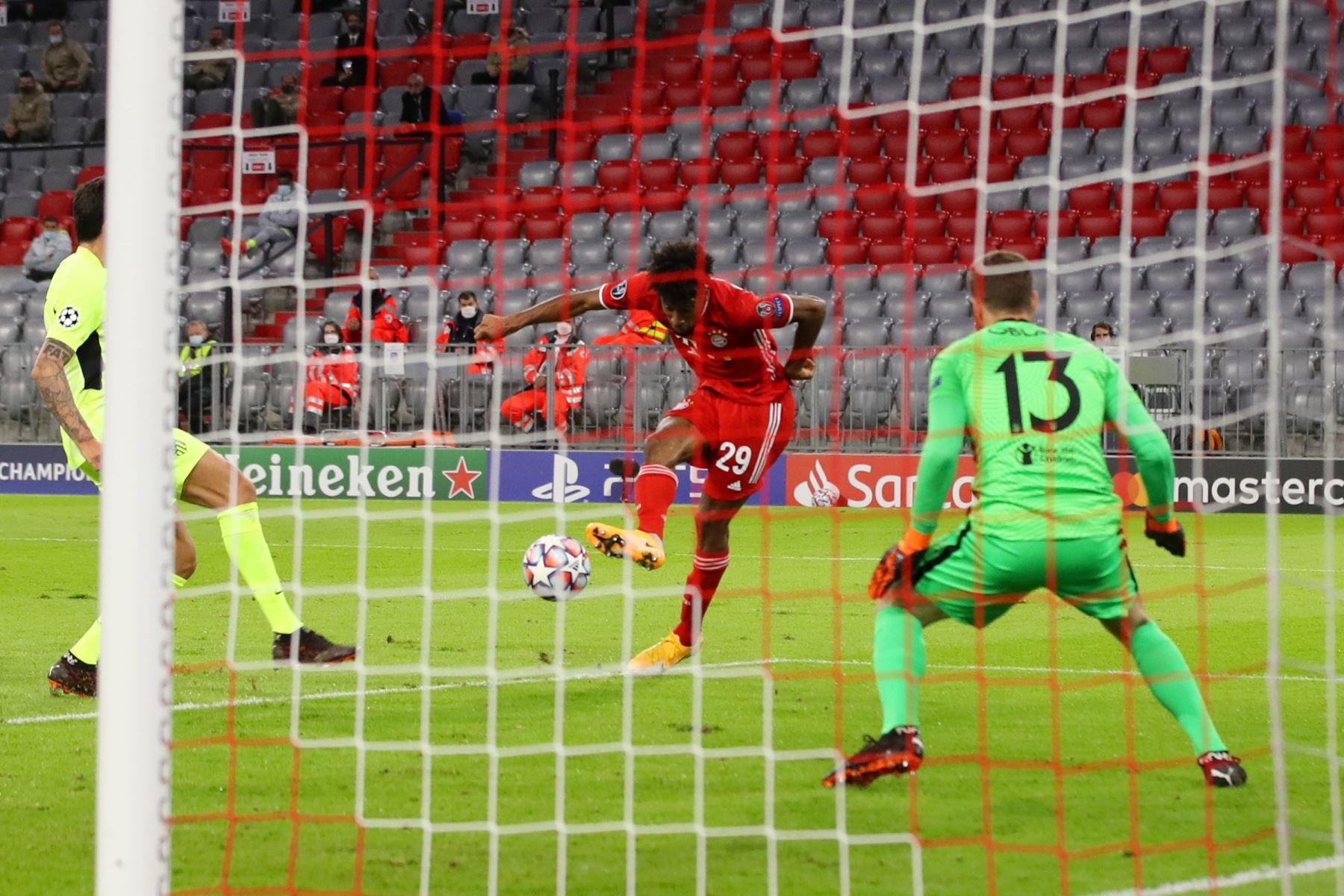 Kingsley Coman del Bayern Múnich marca el 1-0 ante Atlético Madrid durante el partido por Grupo A de la Liga de Campeones de la UEFA. Foto: EFE