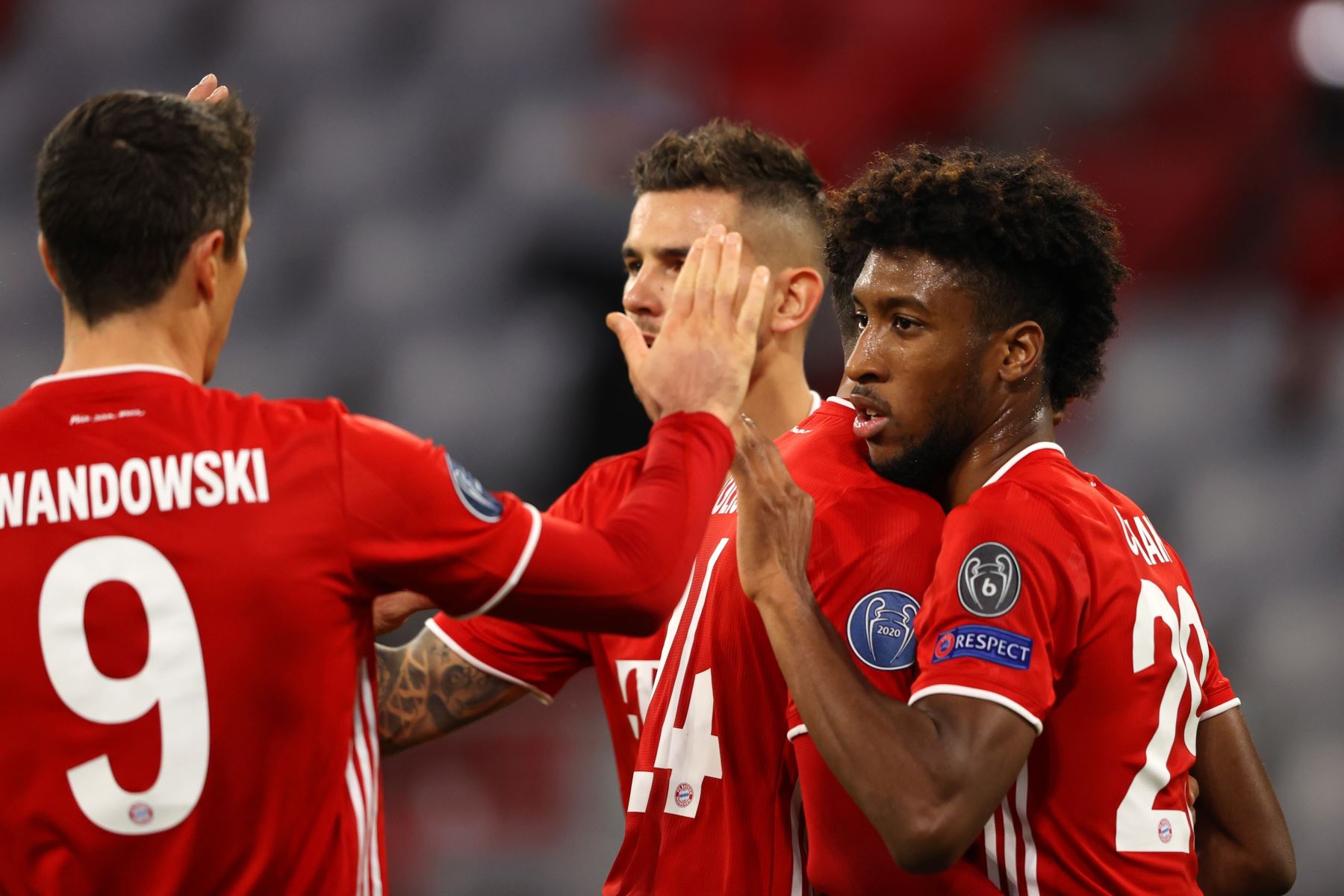 Kingsley Coman del FC Bayern Munich celebra con sus compañeros de equipo tras marcar el primer gol de su equipo durante el partido de la fase del Grupo A de la Liga de Campeones de la UEFA. Foto: EFE