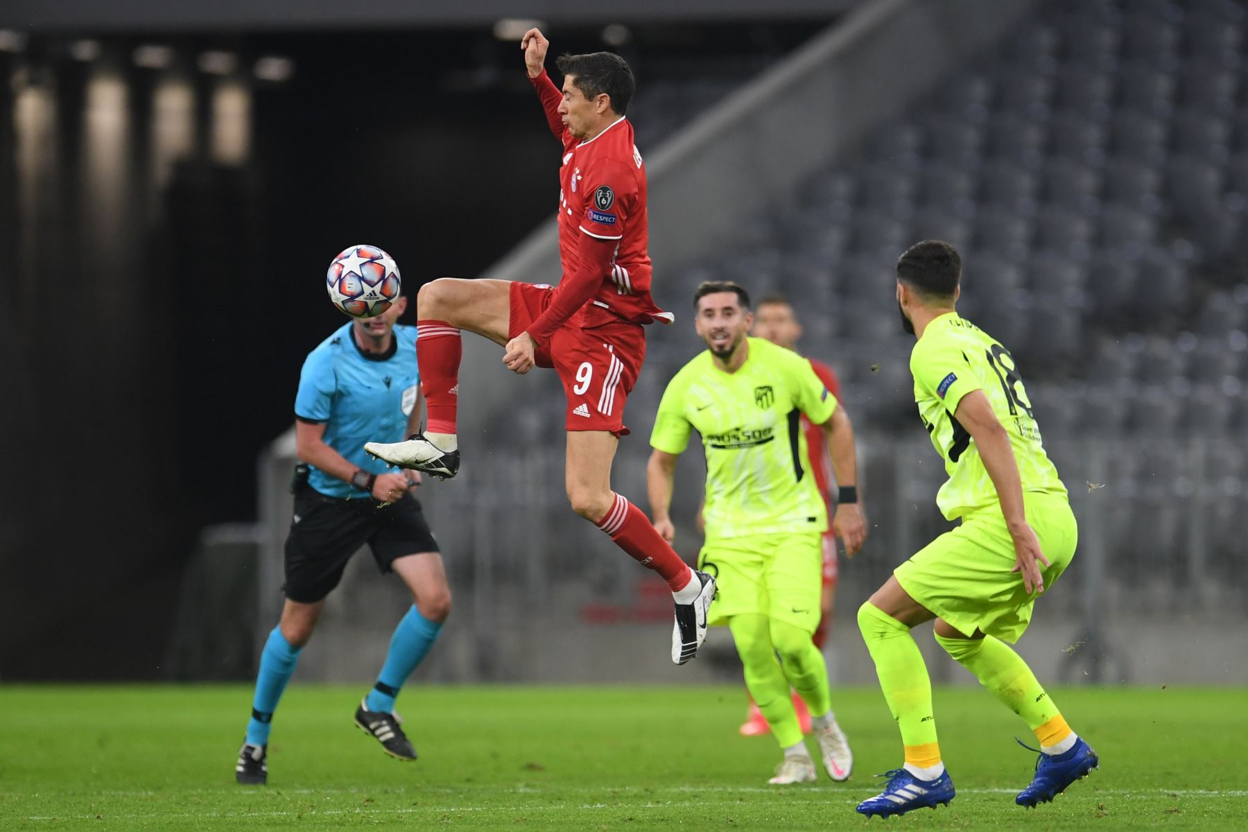 El delantero polaco del Bayern Munich, Robert Lewandowski, toma el balón en el aire durante el partido de fútbol del Grupo A de la Liga de Campeones de la UEFA. Foto: AFP