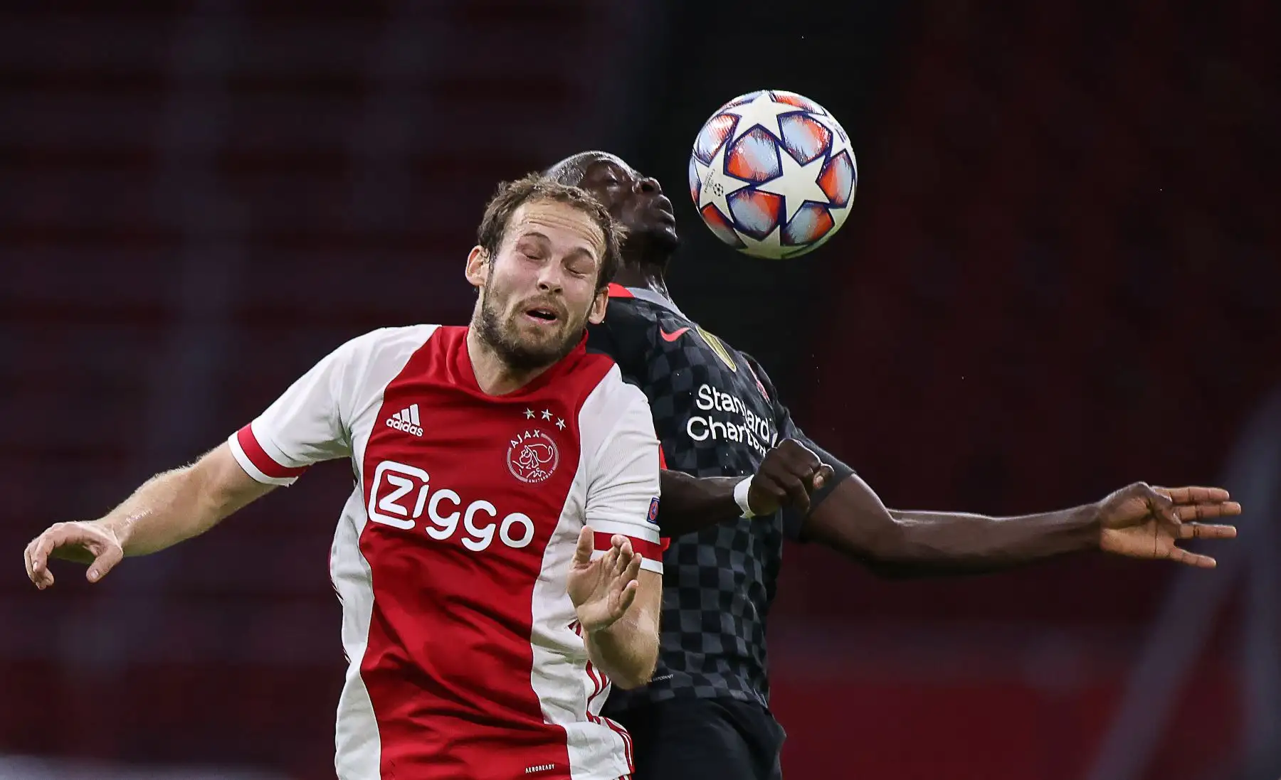 El defensor holandés del Ajax, Daley Blind, salta por el balón con el mediocampista inglés del Liverpool, Curtis Jones, durante el partido de fútbol de primera etapa del Grupo D de la Liga de Campeones de la UEFA. Foto: AFP