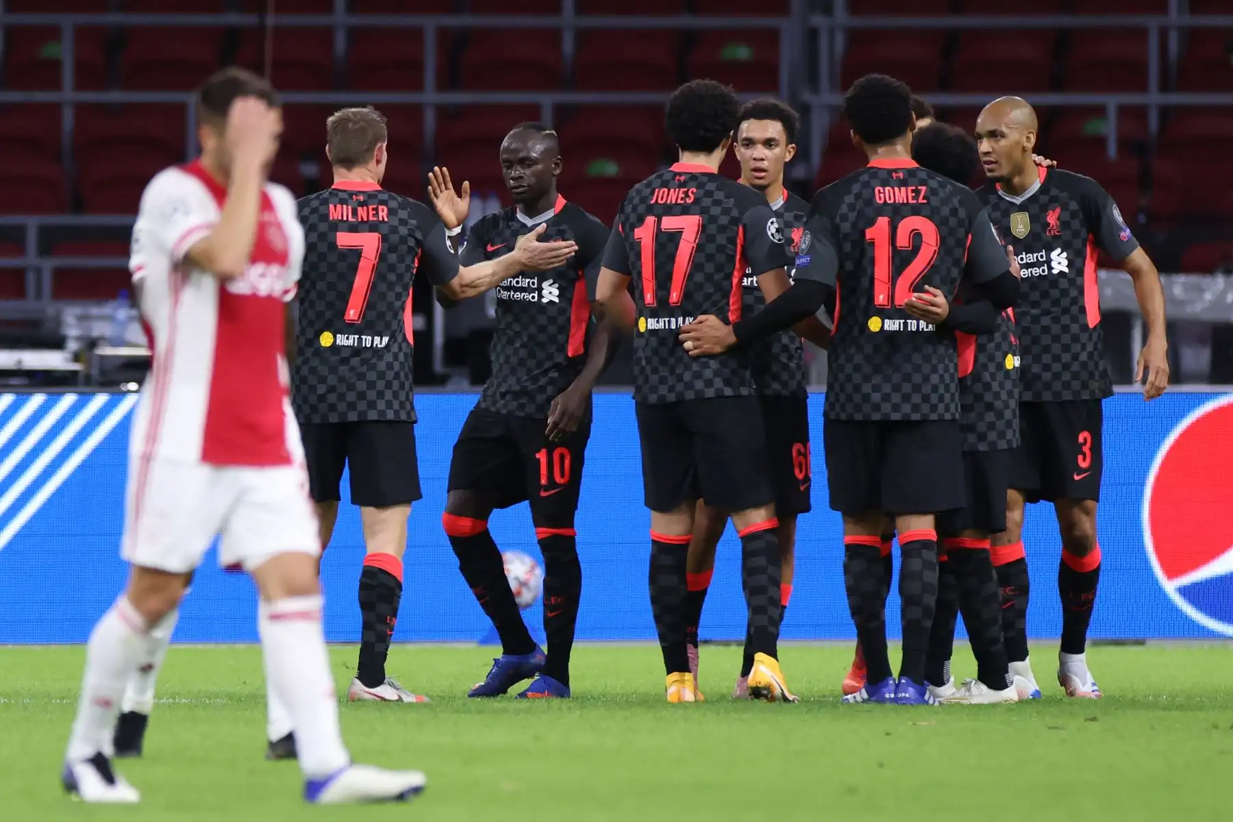 Los jugadores de Liverpool celebran después de que Ajax anotó un gol en propia meta durante el partido de fútbol de ida del Grupo D de la Liga de Campeones de la UEFA. Foto: AFP