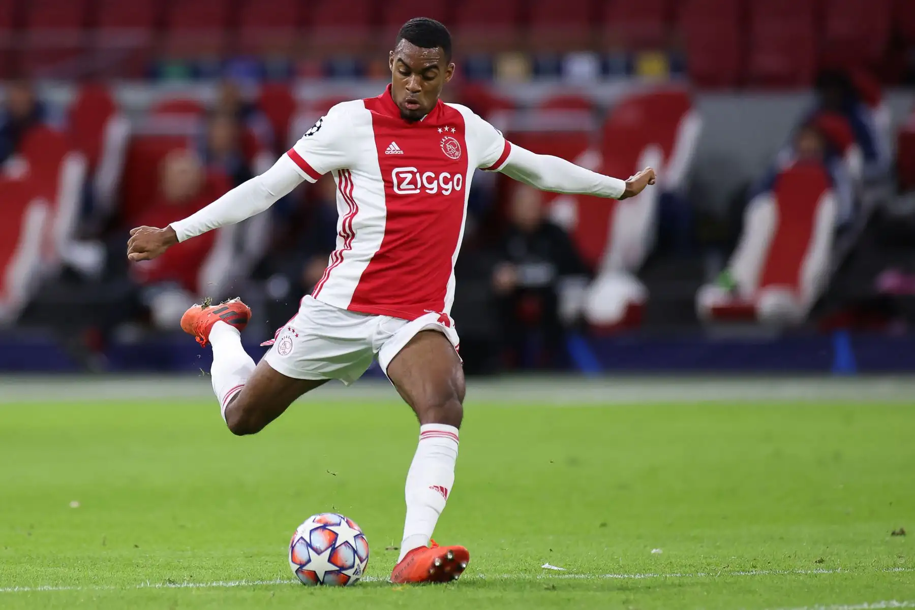 El mediocampista holandés del Ajax, Ryan Gravenberch, patea el balón durante el partido de fútbol de primera etapa del Grupo D de la Liga de Campeones de la UEFA. Foto: AFP
