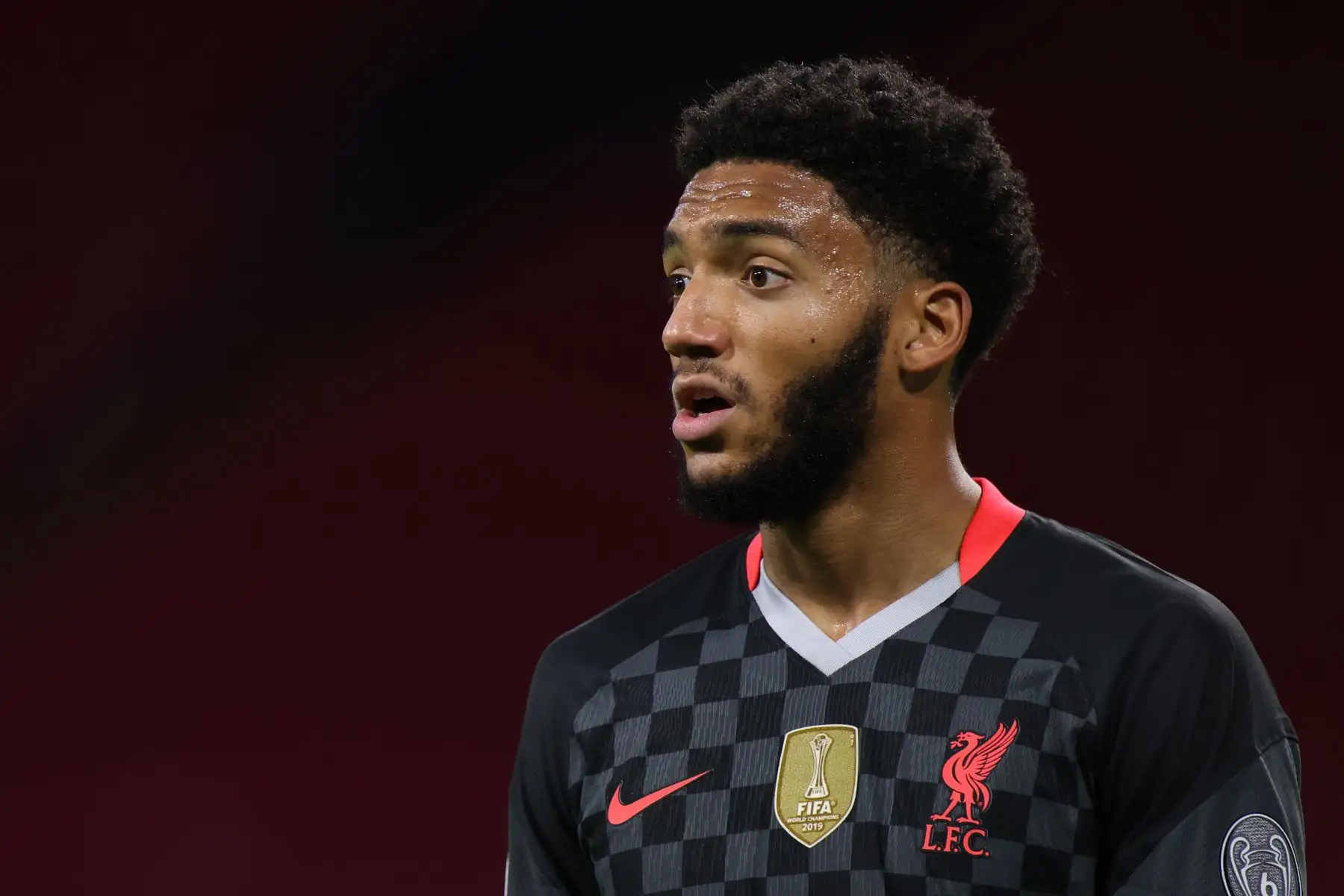 El defensor inglés del Liverpool, Joe Gomez, reacciona durante el partido de fútbol del Grupo D de la Liga de Campeones de la UEFA. Foto: AFP