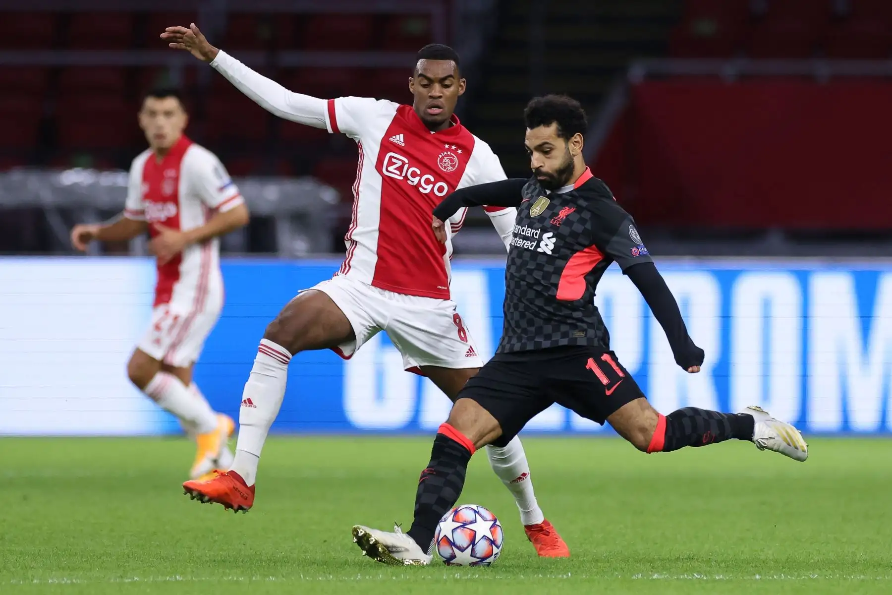 El delantero egipcio del Liverpool, Mohamed Salah, compite por el balón contra el mediocampista holandés del Ajax, Ryan Gravenberch, durante el partido de fútbol del Grupo D de la Liga de Campeones de la UEFA. Foto: AFP