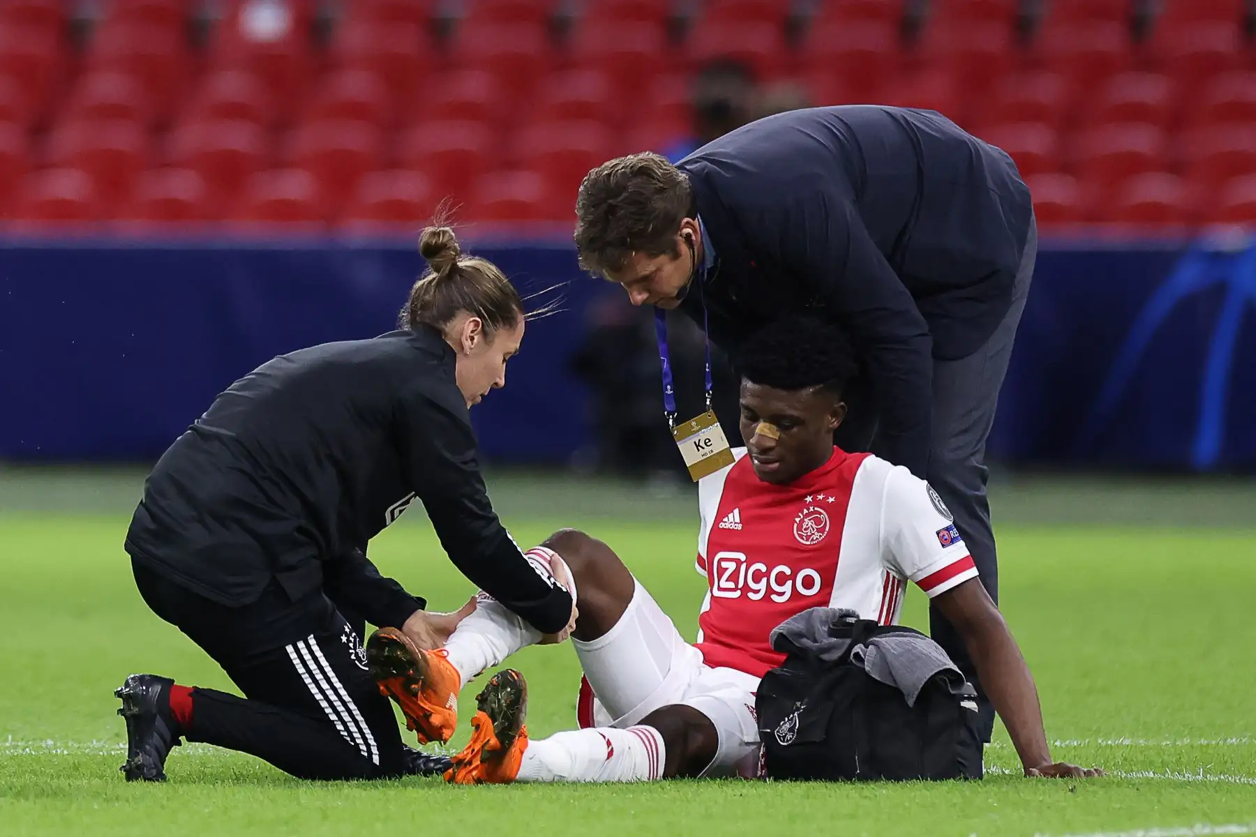 El centrocampista ghanés del Ajax, Mohammed Kudus, recibe atención médica durante el partido de fútbol de ida del Grupo D de la Liga de Campeones de la UEFA. Foto: AFP