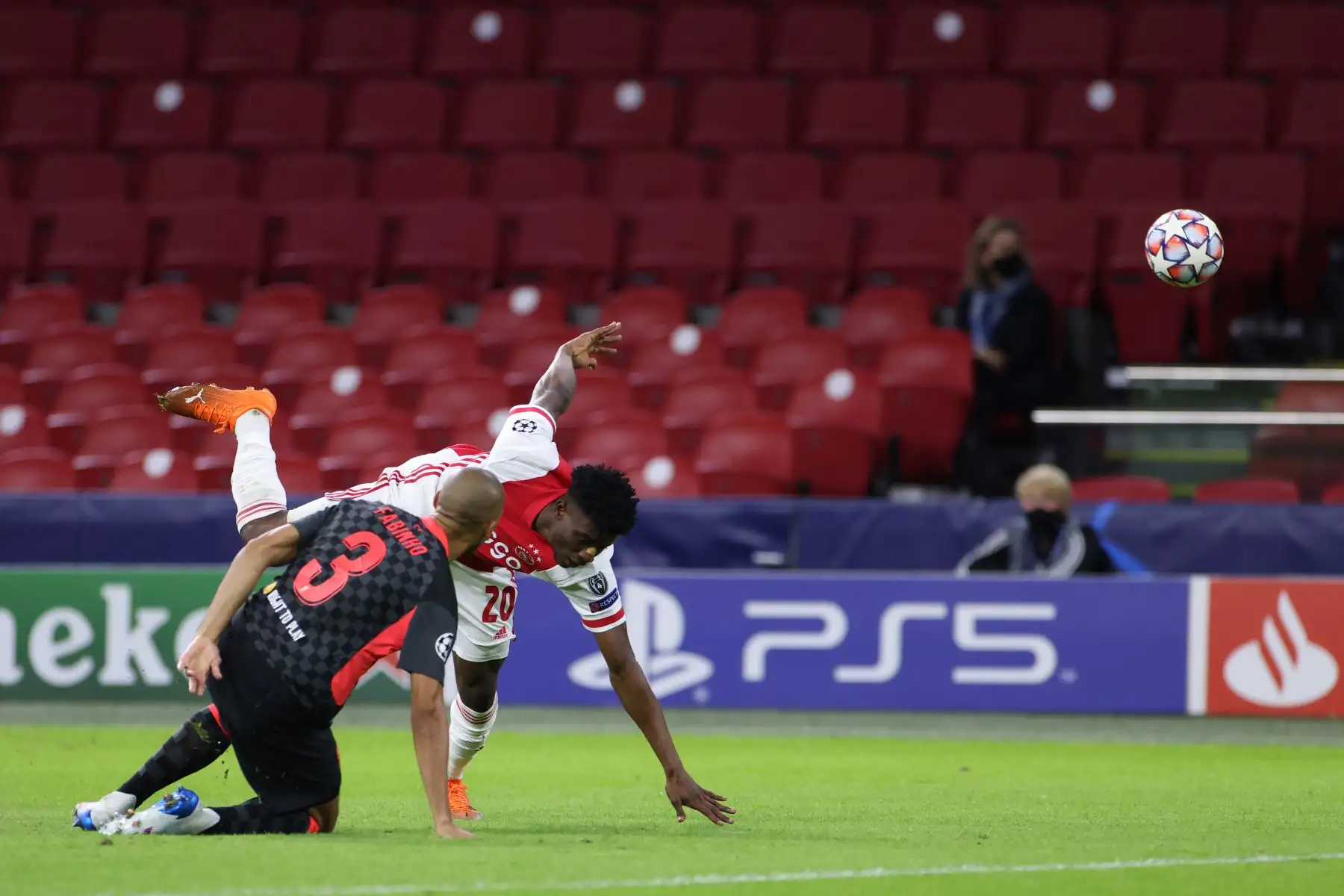 El mediocampista ghanés del Ajax, Mohammed Kudus  compite por el balón contra el mediocampista brasileño del Liverpool, Fabinho, durante el partido del Grupo D de la Liga de Campeones de la UEFA. Foto: AFP
