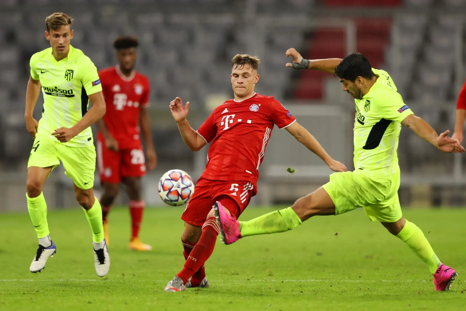 Joshua Kimmich del FC Bayern Munich lucha por el balón contra Luis Suárez del Atlético de Madrid durante el partido del Grupo A de la Liga de Campeones de la UEFA. Foto: AFP