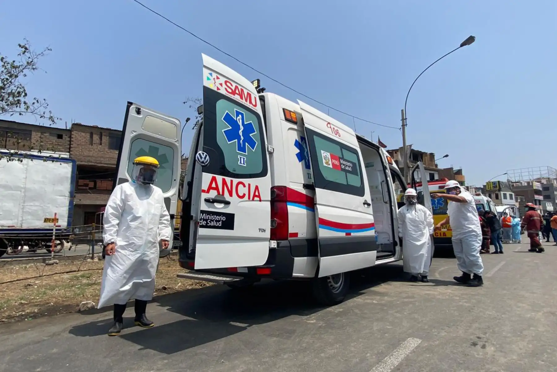 Ministerio de Salud instaló un punto de atención médica en la zona del incendio registrado en San Juan de Lurigancho, donde se evalúa la condición de los vecinos, bomberos, policías y personal que se encuentra cubriendo la emergencia.
Foto:ANDINA/Minsa