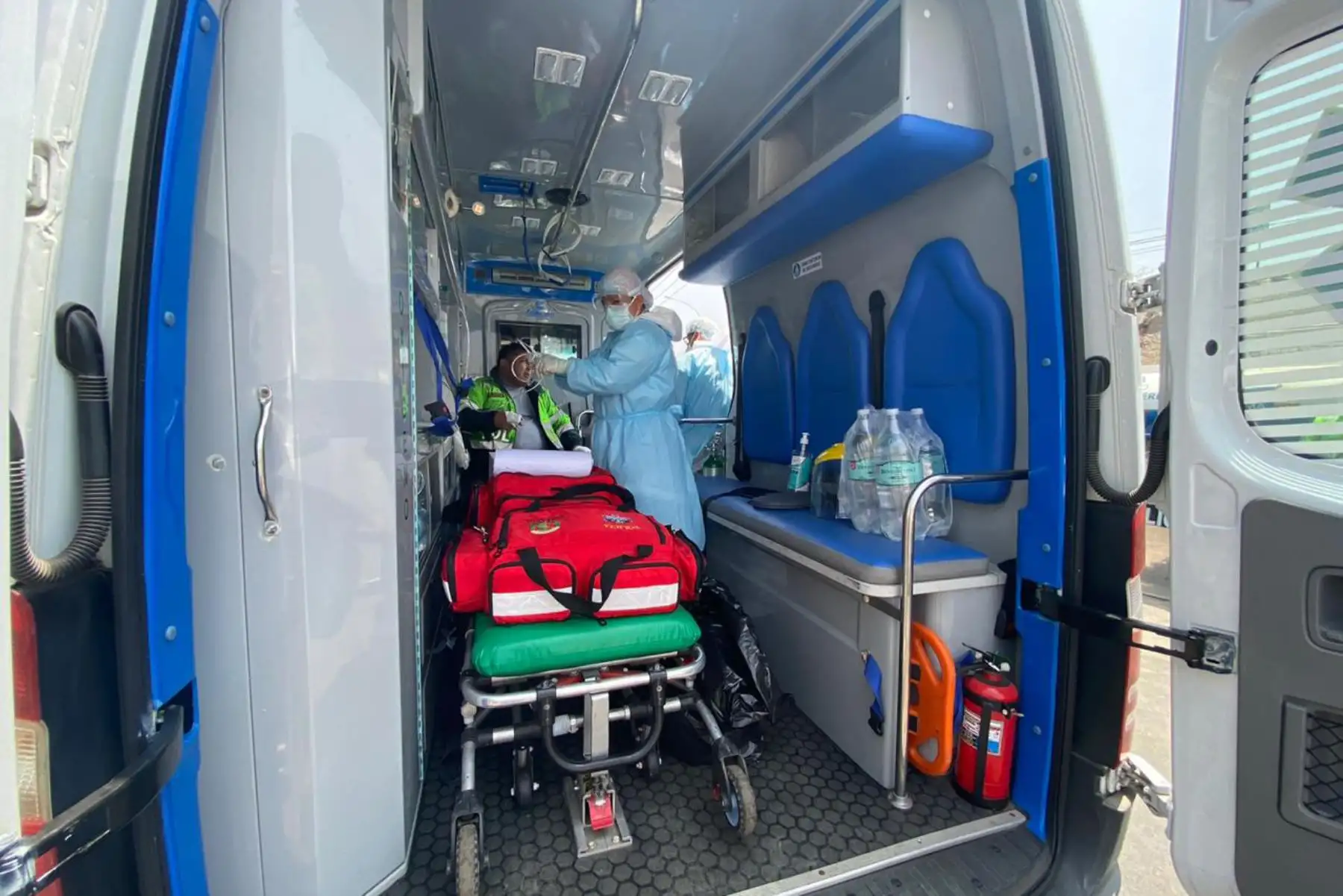 Ministerio de Salud instaló un punto de atención médica en la zona del incendio registrado en San Juan de Lurigancho, donde se evalúa la condición de los vecinos, bomberos, policías y personal que se encuentra cubriendo la emergencia.
Foto:ANDINA/Minsa
