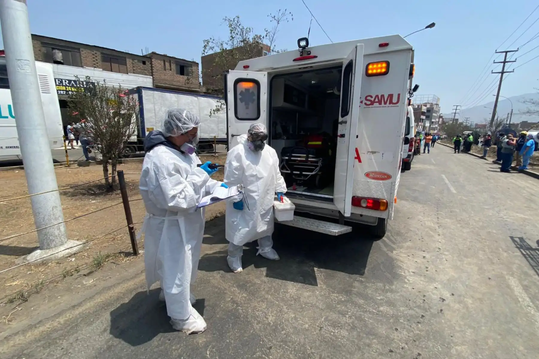 Ministerio de Salud instaló un punto de atención médica en la zona del incendio registrado en San Juan de Lurigancho, donde se evalúa la condición de los vecinos, bomberos, policías y personal que se encuentra cubriendo la emergencia.
Foto:ANDINA/Minsa