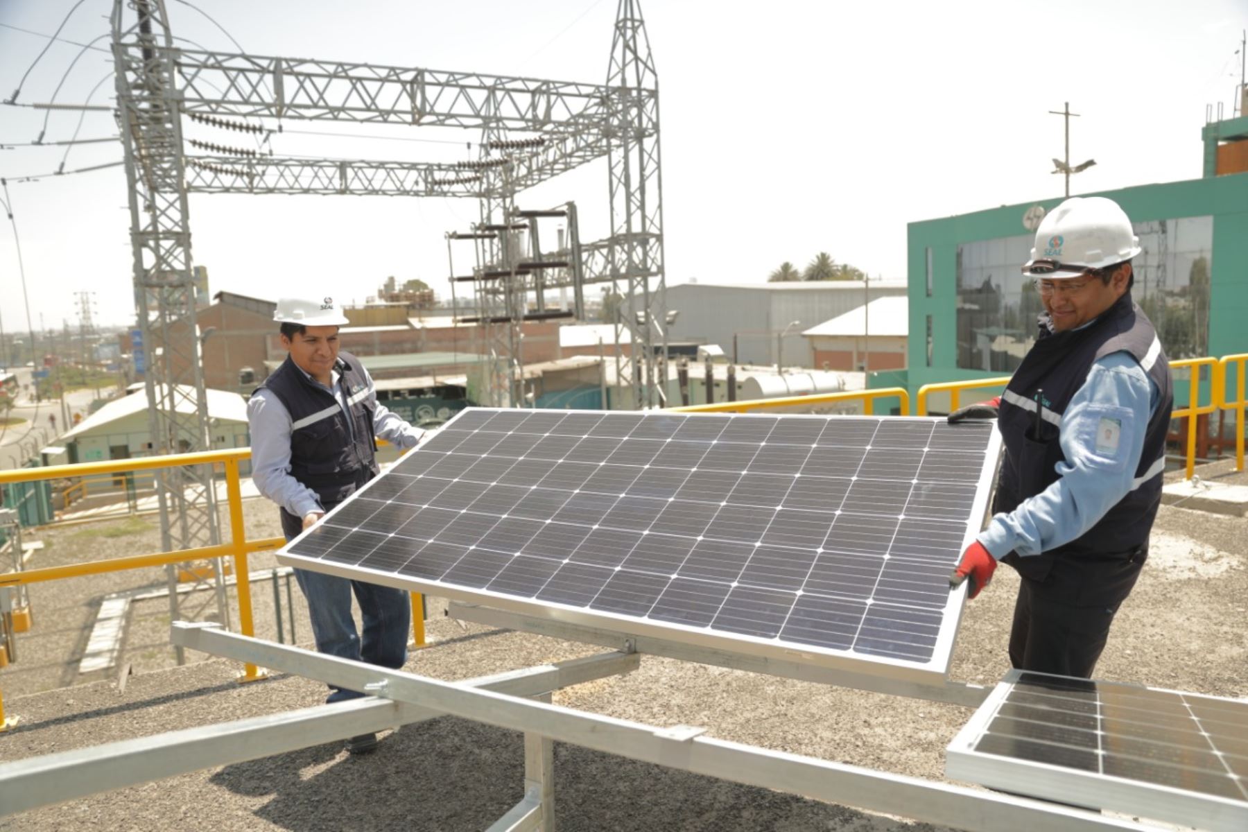 Instalación de paneles solares en SEAL Arequipa. Foto: Cortesía.