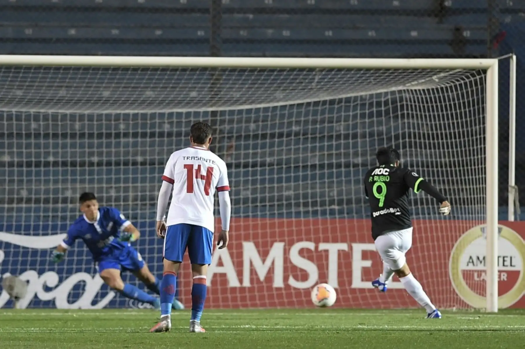 El delantero de Alianza Lima de Perú, el chileno Patricio Rubio, patea y falla un penal durante un partido de fútbol a puerta cerrada de la fase de grupos de la Copa Libertadores contra Alianza Lima de Uruguay en el Estadio Gran Parque Central de Montevideo. Foto: AFP