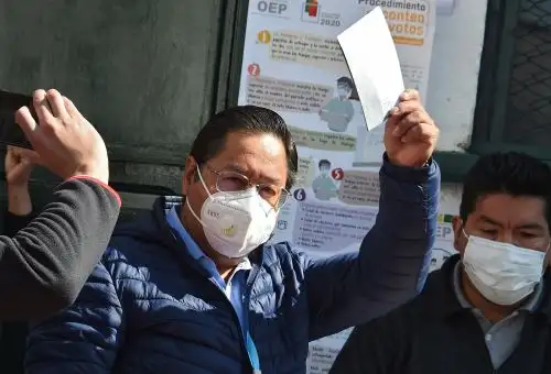Con más del 90% de las actas de las mesas de votación contabilizadas, Arce tiene el 54.51% de los votos, escoltado por el expresidente centrista Carlos Mesa, con 29.21%, según el escrutinio. Foto: AFP