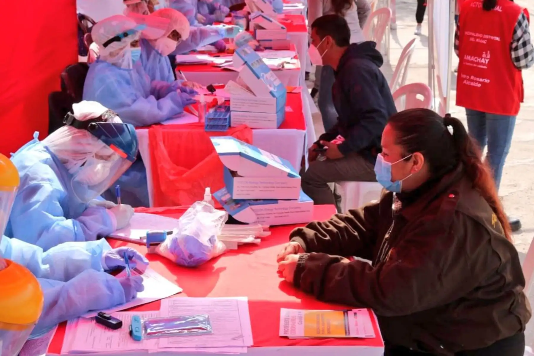 Brigadas del Ministerio de Salud brindan evaluación médica, descarte y tratamiento de Covid-19 a más de 2000 personas, en el Centro Rápido de Atención Temporal instalado en la zona de Flor de Amancaes de Rímac. Especialistas harán seguimiento a los casos positivos.
Foto:ANDINA/Minsa