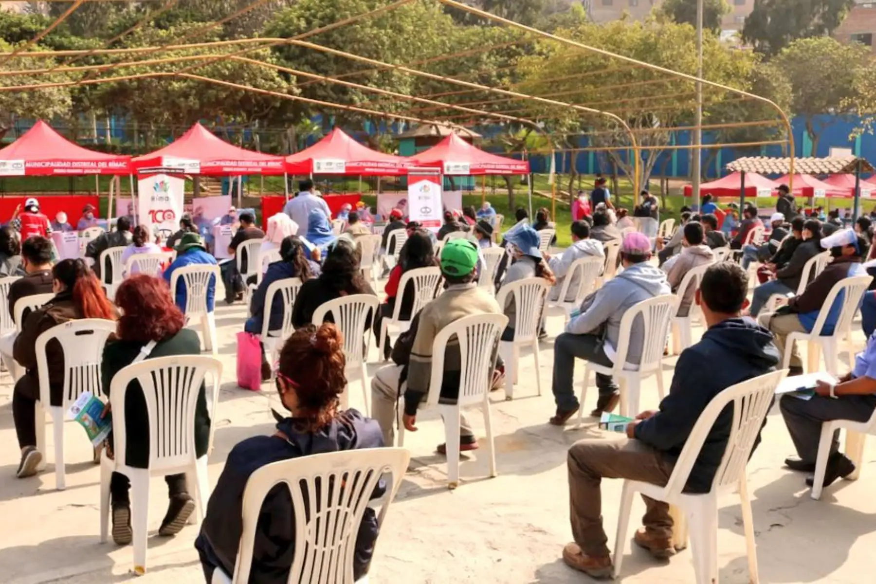Brigadas del Ministerio de Salud brindan evaluación médica, descarte y tratamiento de Covid-19 a más de 2000 personas, en el Centro Rápido de Atención Temporal instalado en la zona de Flor de Amancaes de Rímac. Especialistas harán seguimiento a los casos positivos.
Foto:ANDINA/Minsa