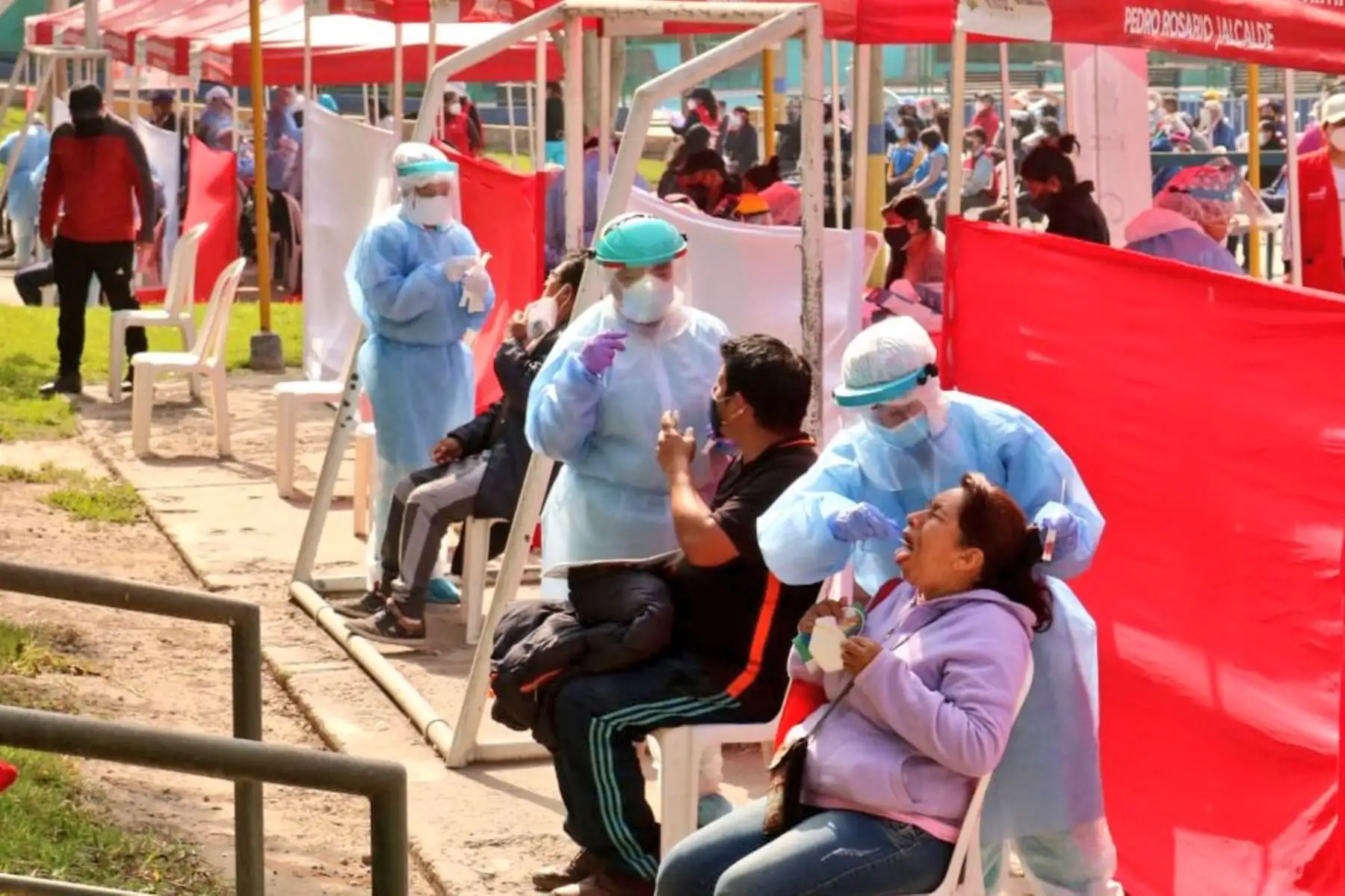 Brigadas del Ministerio de Salud brindan evaluación médica, descarte y tratamiento de Covid-19 a más de 2000 personas, en el Centro Rápido de Atención Temporal instalado en la zona de Flor de Amancaes de Rímac. Especialistas harán seguimiento a los casos positivos.
Foto:ANDINA/Minsa