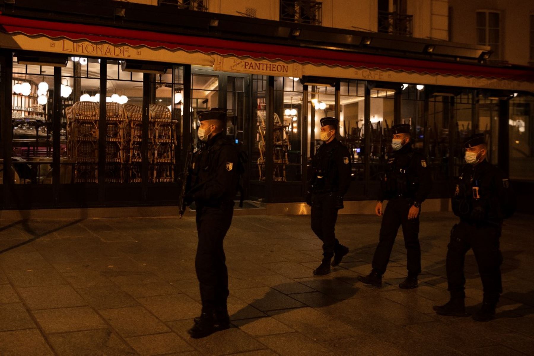 Los agentes de policía patrullan en París, al inicio de un toque de queda implementado para combatir la propagación de la pandemia covid-19 causada por el nuevo coronavirus. Foto: AFP
