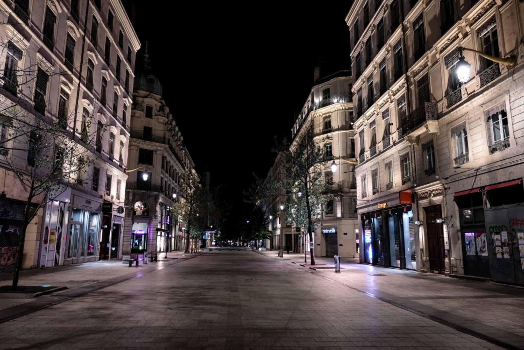 Una fotografía tomada muestra una calle desierta de la República en Lyon, cuando hay toque de queda para combatir la propagación del covid-19. Foto: AFP