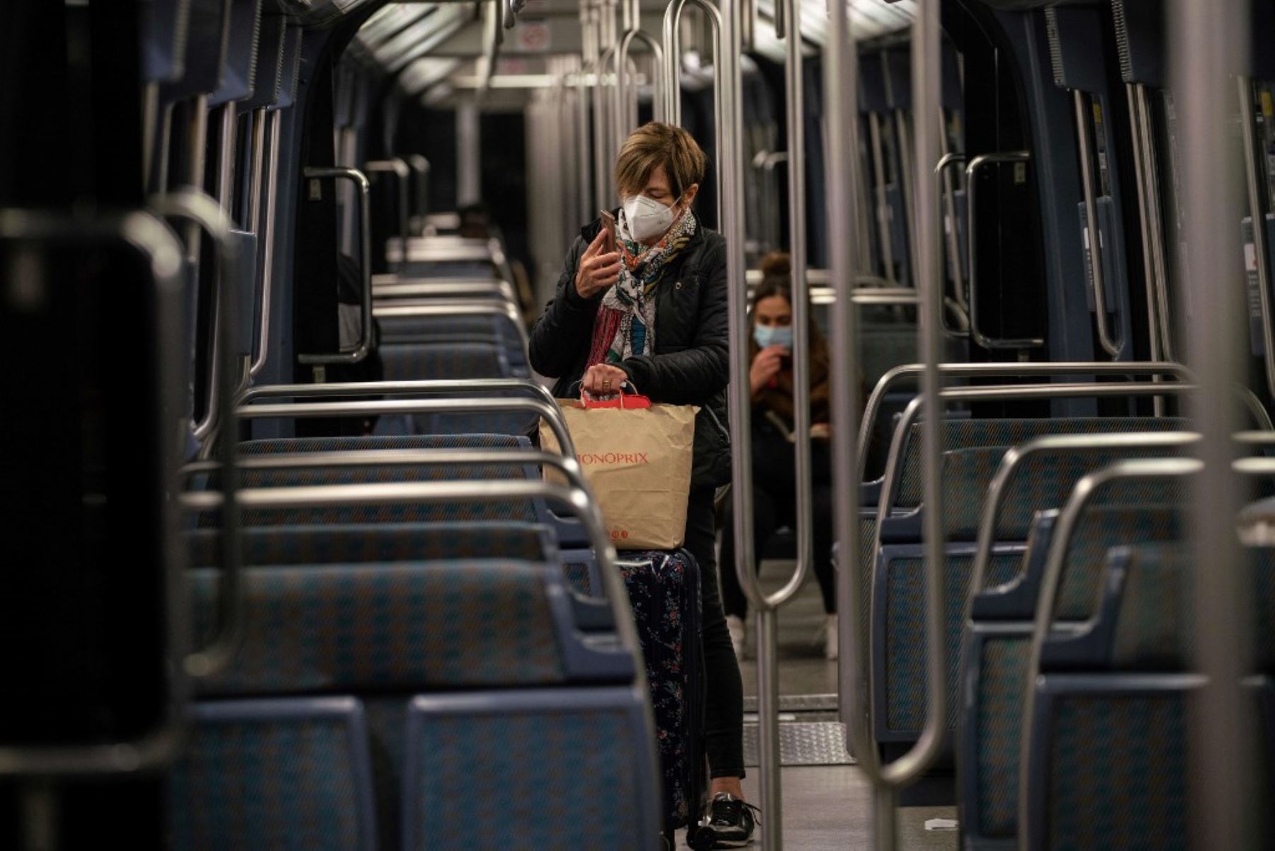 Las personas viajan en un tren de metro en París, al comienzo de un toque de queda nocturno implementado para combatir la propagación de la pandemia covid-19 causada por el nuevo coronavirus. Foto: AFP