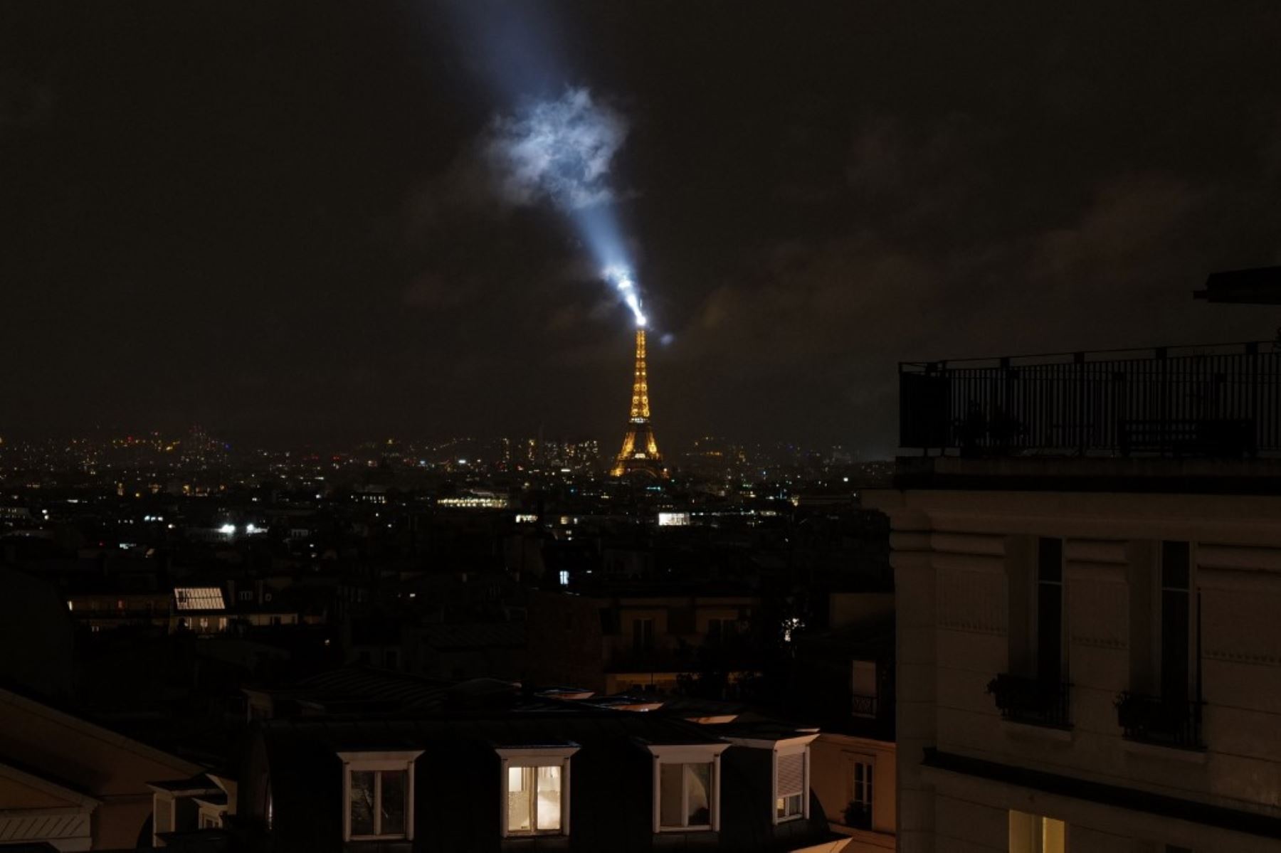 La imagen muestra la Torre Eiffel en la noche durante el toque de queda en París, después de que aumentaron los casos en lo que una vez más se ha convertido en uno de los principales puntos calientes de Europa. Foto: AFP