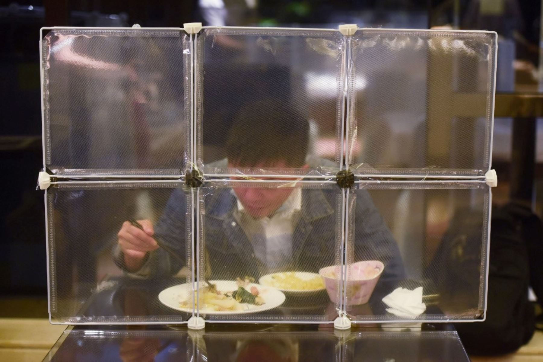 Esta foto muestra un restaurante que separa a los comensales con tabiques de mesa como medida preventiva contra el coronavirus Covid-19 en Ningbo, en la provincia de Zhejiang, en el este de China. Foto: AFP