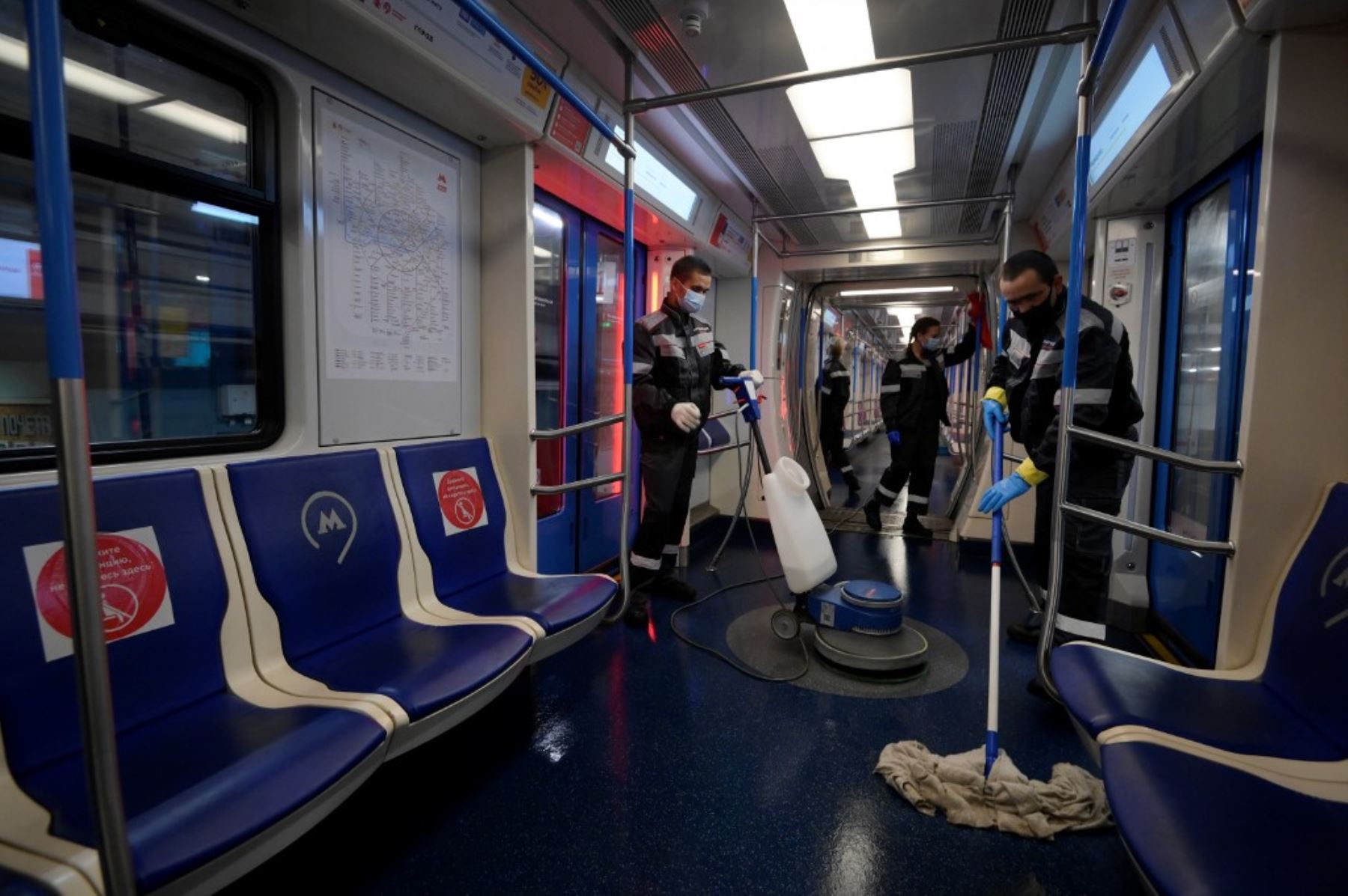 Empleados desinfectan un tren del metro para prevenir la propagación de la enfermedad por coronavirus, en un depósito en Moscú. Foto: AFP