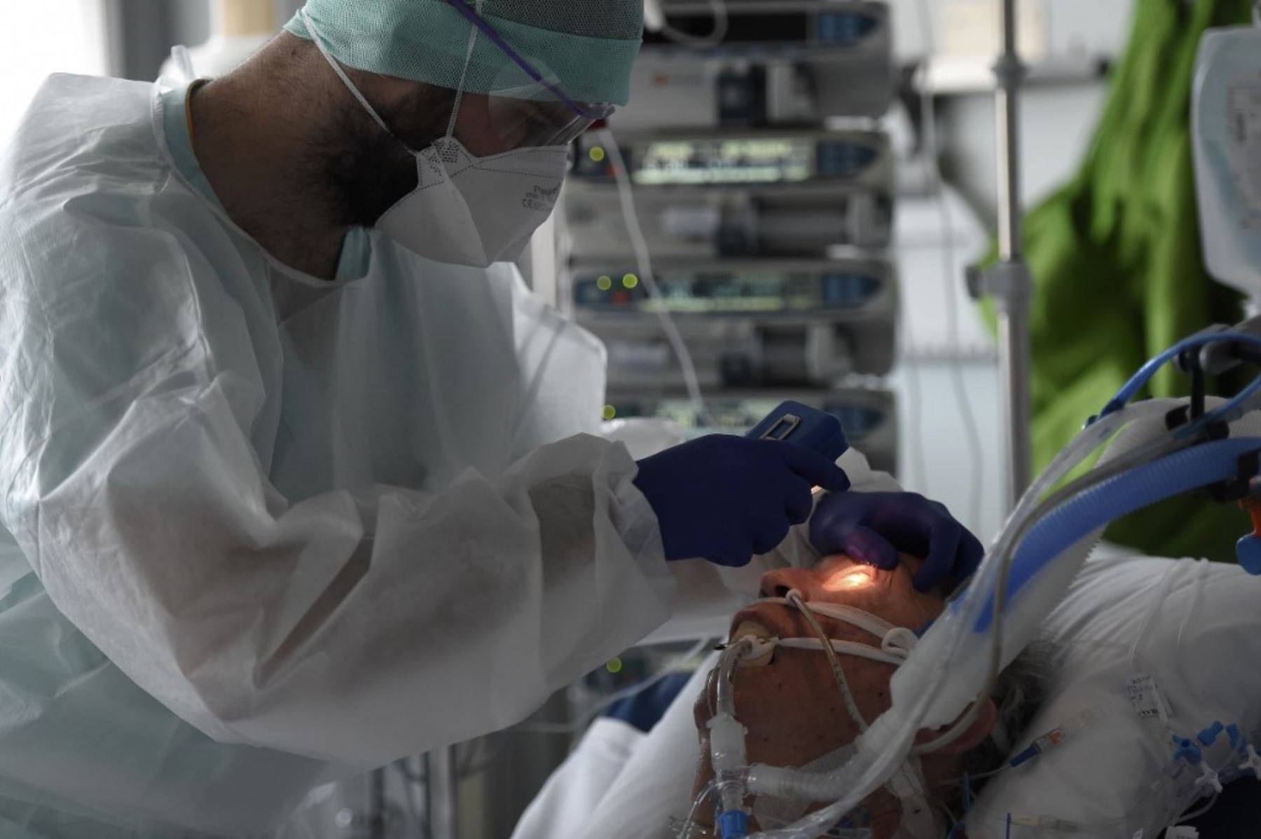 El personal médico atiende a un paciente en una unidad de cuidados intensivos de nivel para pacientes infectados con Covid-19 (nuevo coronavirus) en el Hospital Universitario de Estrasburgo (HUS) en Estrasburgo, este de Francia. Foto: AFP