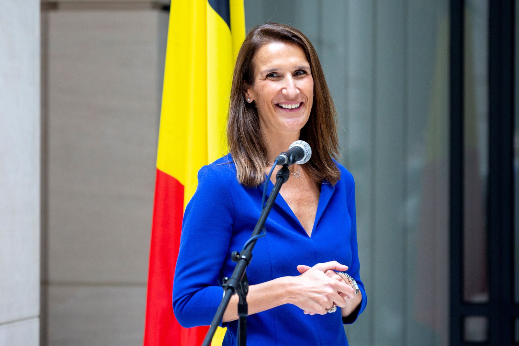 En esta foto de archivo tomada el 1 de octubre de 2020, se ve a la recién nombrada ministra de Asuntos Exteriores, Sophie Wilmes, durante la ceremonia de entrega en el ministerio en Bruselas. La ministra ha sido ingresada a cuidados intensivos. Foto: AFP