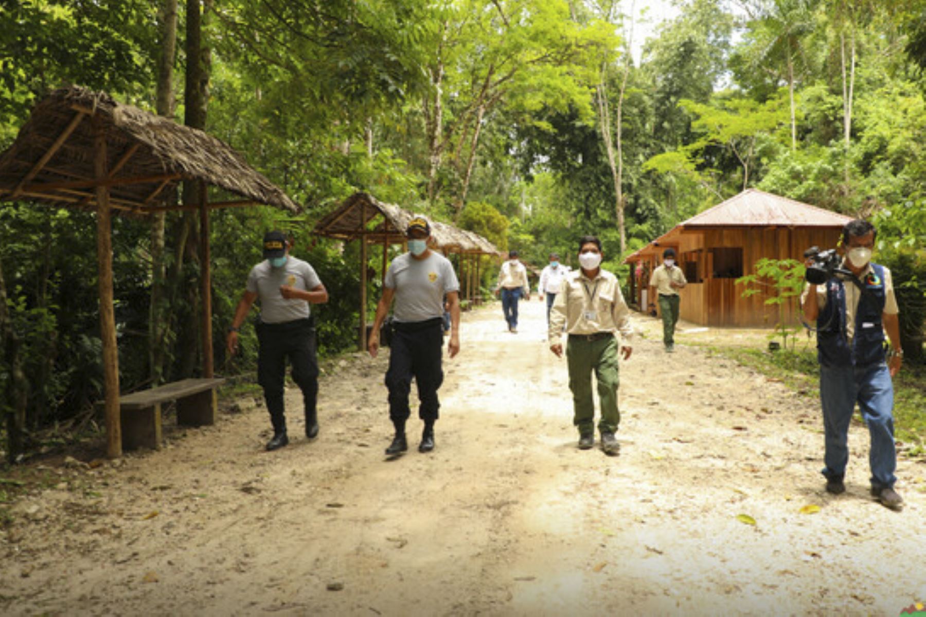 Los guías del Parque Nacional Tingo María tuvieron a su cargo pequeños grupos de visitantes para mostrarles los principales atractivos turísticos. Foto: ANDINA/Difusión