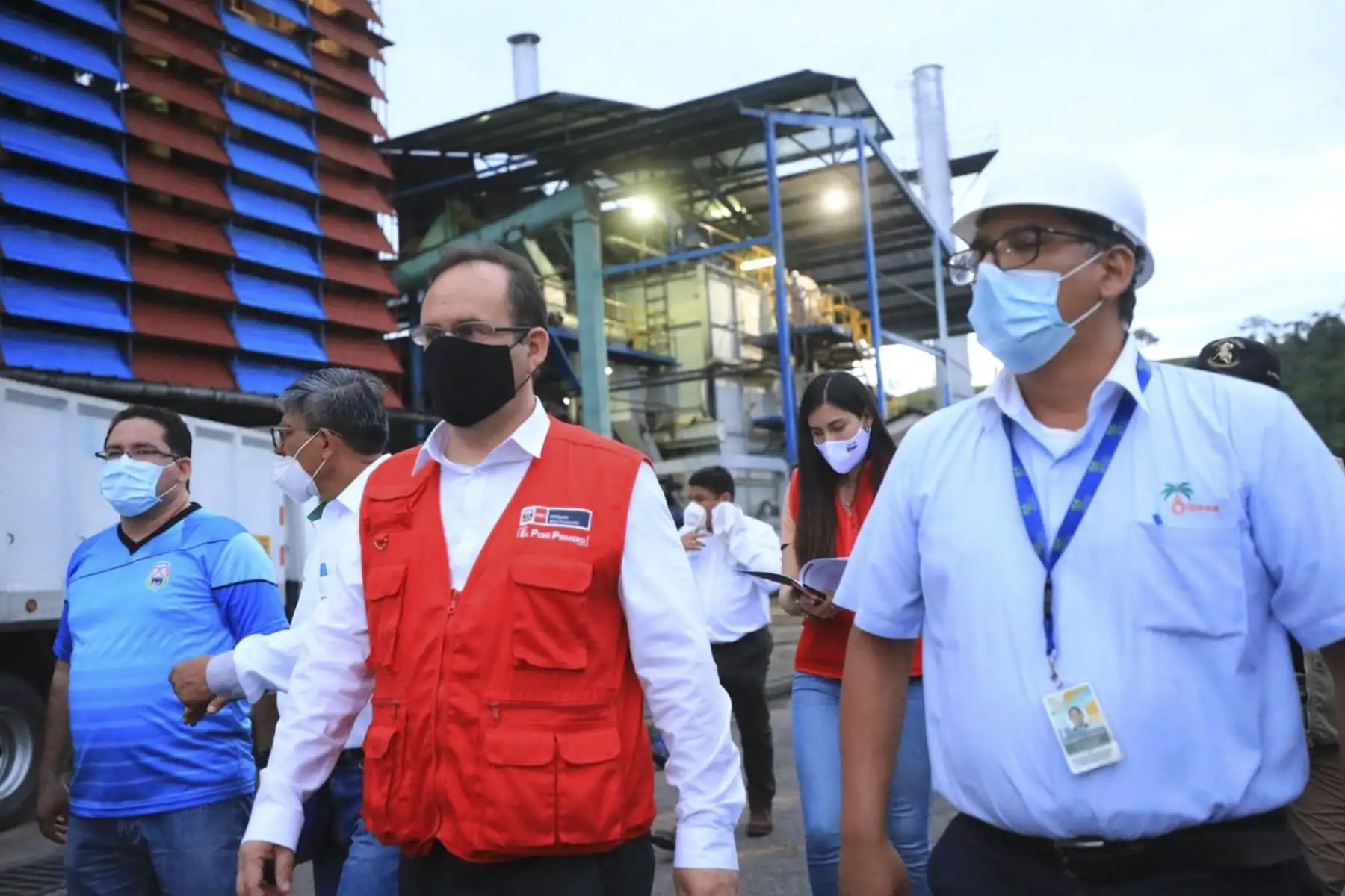 Como parte de su agenda de trabajo en la región San Martín, el ministro de la Producción, 
José Salardi Rodríguez, recorrió la empresa Oleaginosas del Perú-OLPESA que es un modelo de gestión empresarial de accionariado en la producción de palma aceitera y derivados, ubicada en Tocache. Foto: Produce