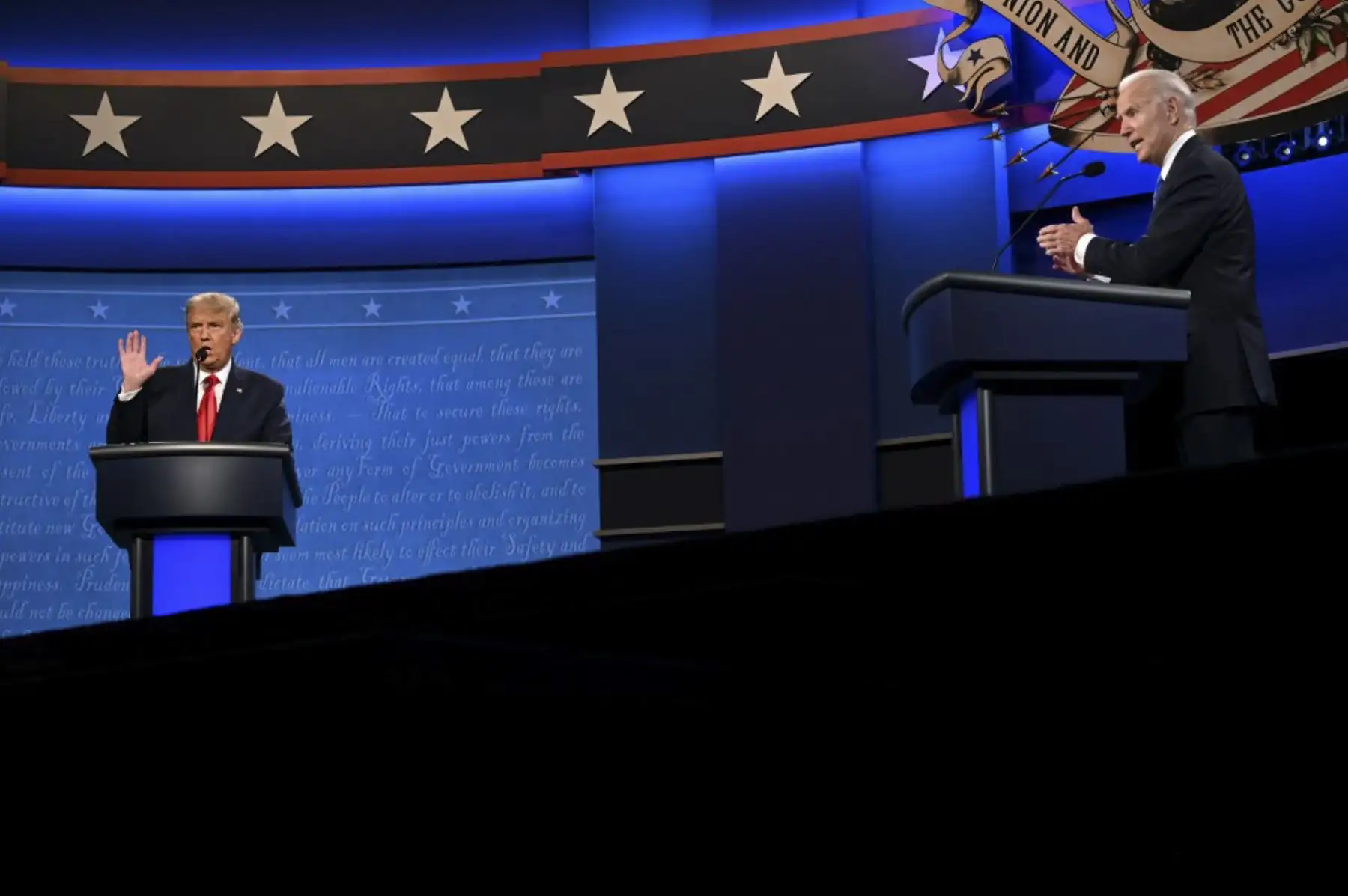 El presidente de los Estados Unidos, Donald Trump (izquierda) y el candidato presidencial demócrata y exvicepresidente de los Estados Unidos, Joe Biden, hacen un gesto durante el debate presidencial final en la Universidad de Belmont en Nashville, Tennessee. Foto: AFP
