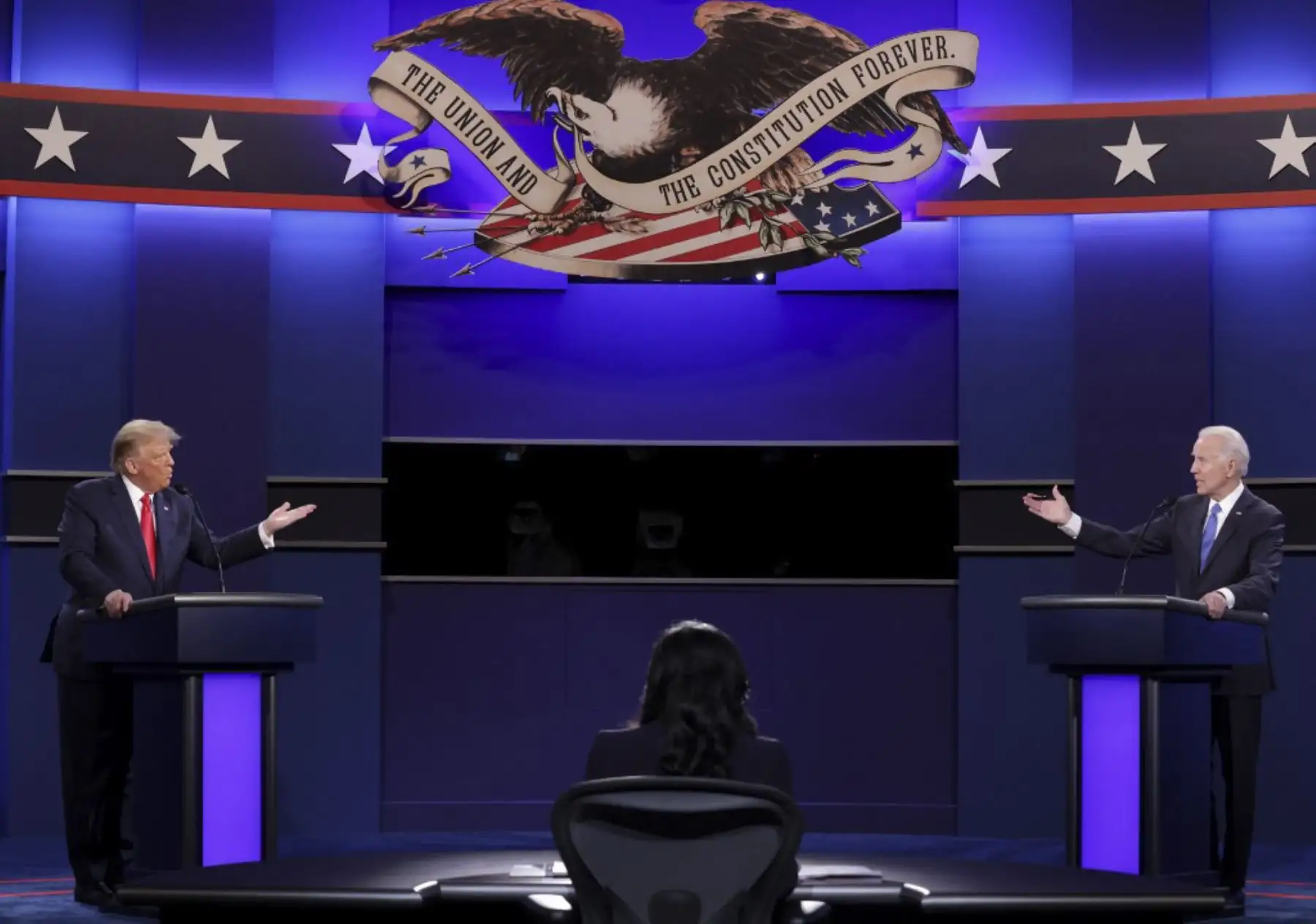 El presidente de los Estados Unidos, Donald Trump, el candidato presidencial demócrata, el exvicepresidente de los Estados Unidos, Joe Biden, y el moderador, presentador de NBC News, Kristen Welker, participan en el debate presidencial final en la Universidad de Belmont en Nashville, Tennessee. Foto: AFP