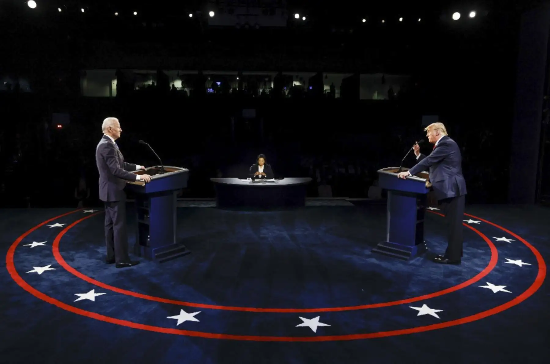 El presidente de los Estados Unidos, Donald Trump, el candidato presidencial demócrata, el exvicepresidente de los Estados Unidos, Joe Biden, y el moderador, presentador de NBC News, Kristen Welker, participan en el debate presidencial final en la Universidad de Belmont en Nashville, Tennessee. Foto: AFP