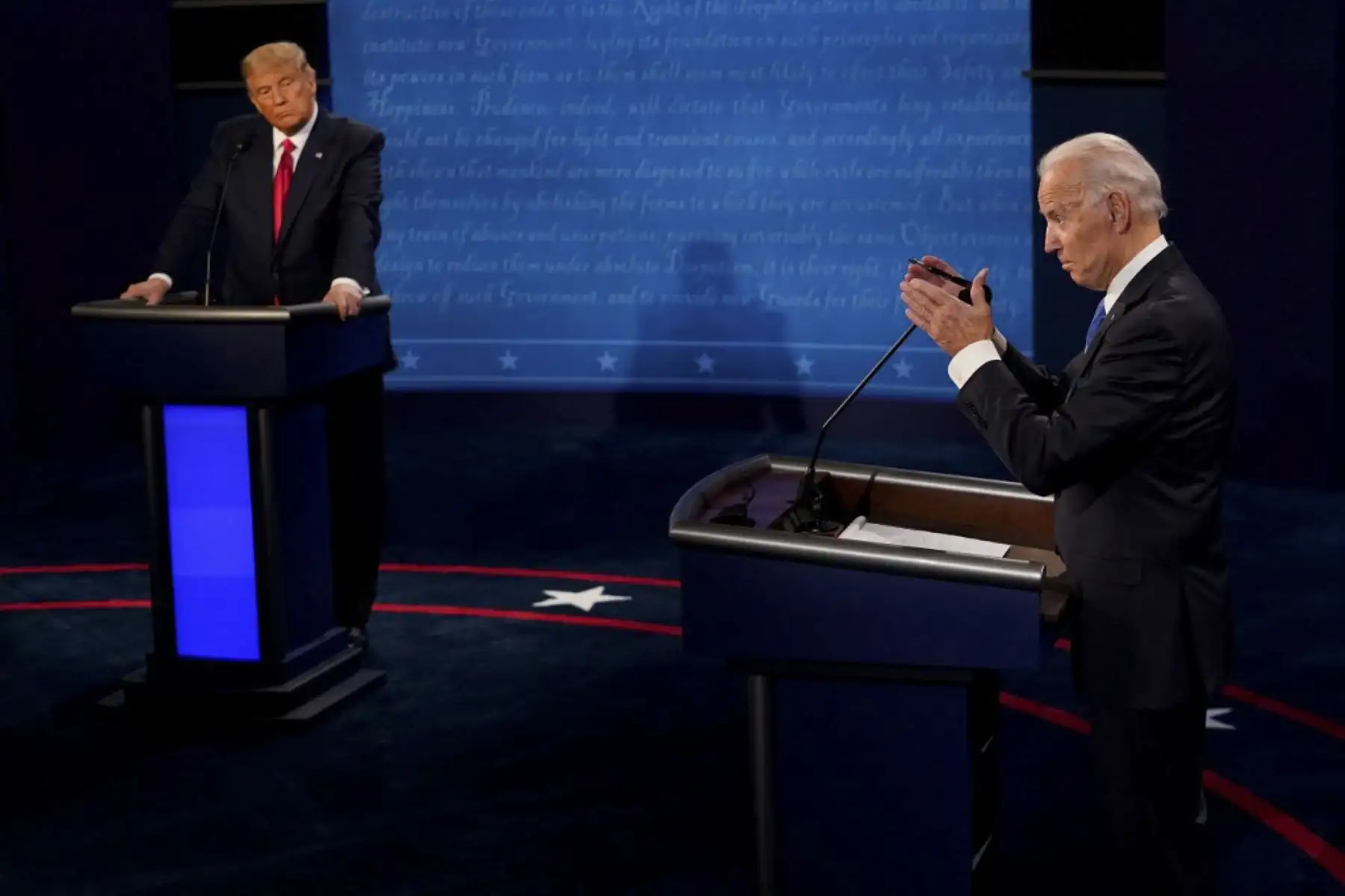 El ex vicepresidente del candidato presidencial demócrata Joe Biden responde a una pregunta mientras el presidente Donald Trump escucha durante el segundo y último debate presidencial en la Universidad de Belmont. Foto: AFP