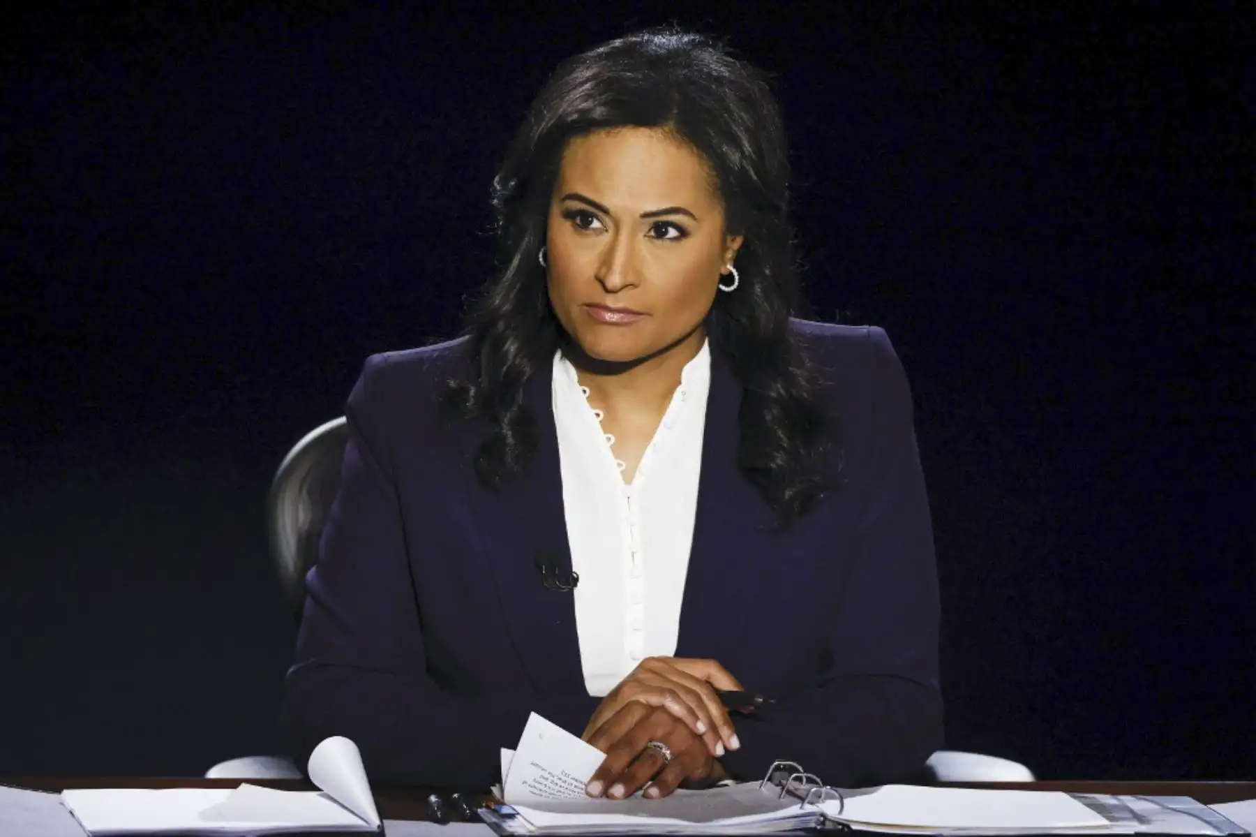 La moderadora, corresponsal de la Casa Blanca de NBC News, Kristen Welker, participa en el debate entre el presidente de Estados Unidos, Donald Trump, y el candidato presidencial demócrata Joe Biden, en la Universidad de Belmont. Foto: AFP