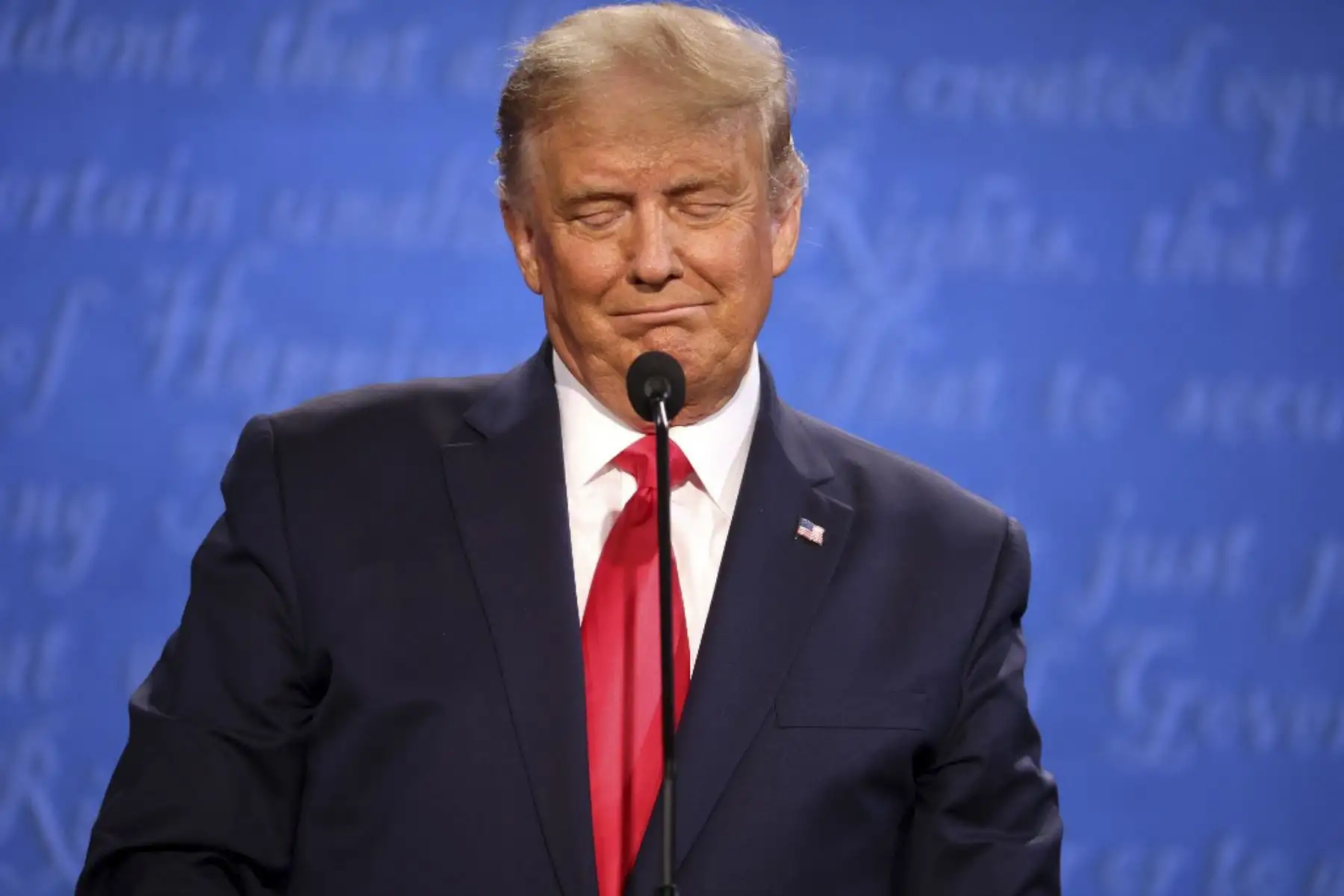El presidente de los Estados Unidos, Donald Trump, participa en el debate presidencial final contra el candidato presidencial demócrata Joe Biden en la Universidad de Belmont. Foto: AFP